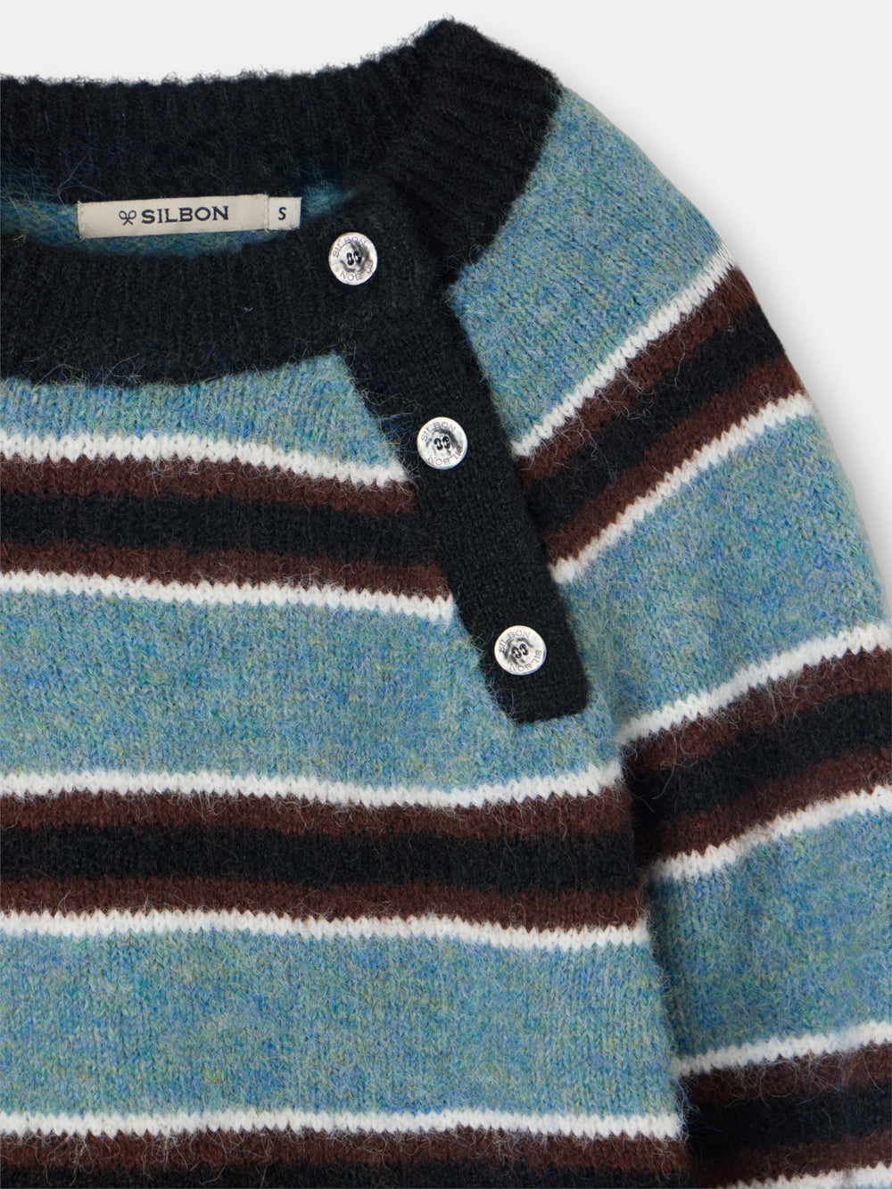 Pull boutonné à rayures bleues et noires