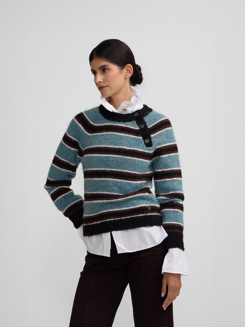 Pull boutonné à rayures bleues et noires