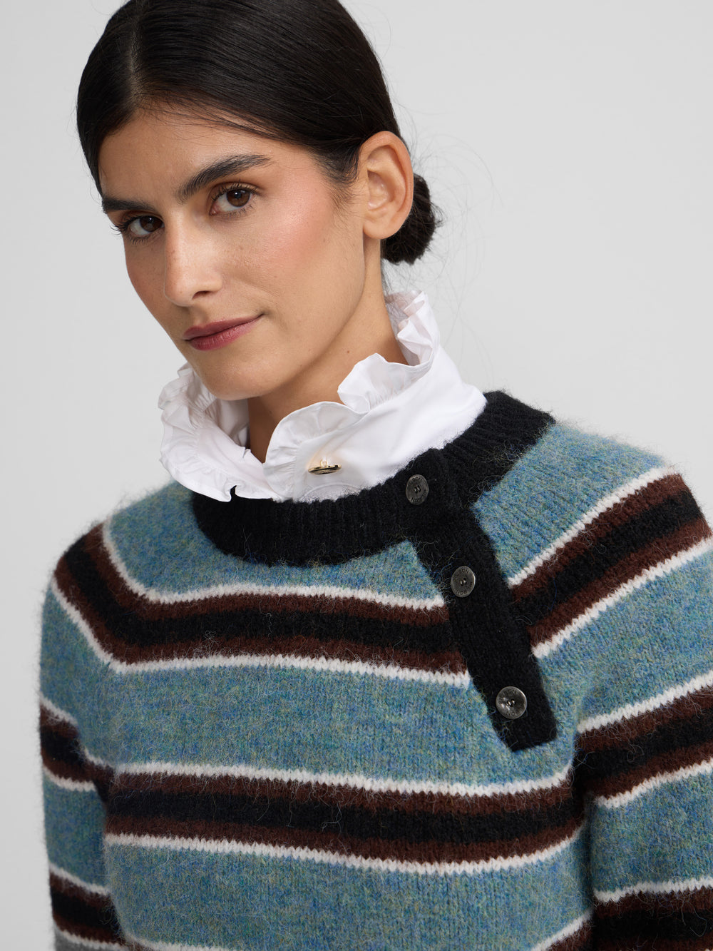 Pull boutonné à rayures bleues et noires