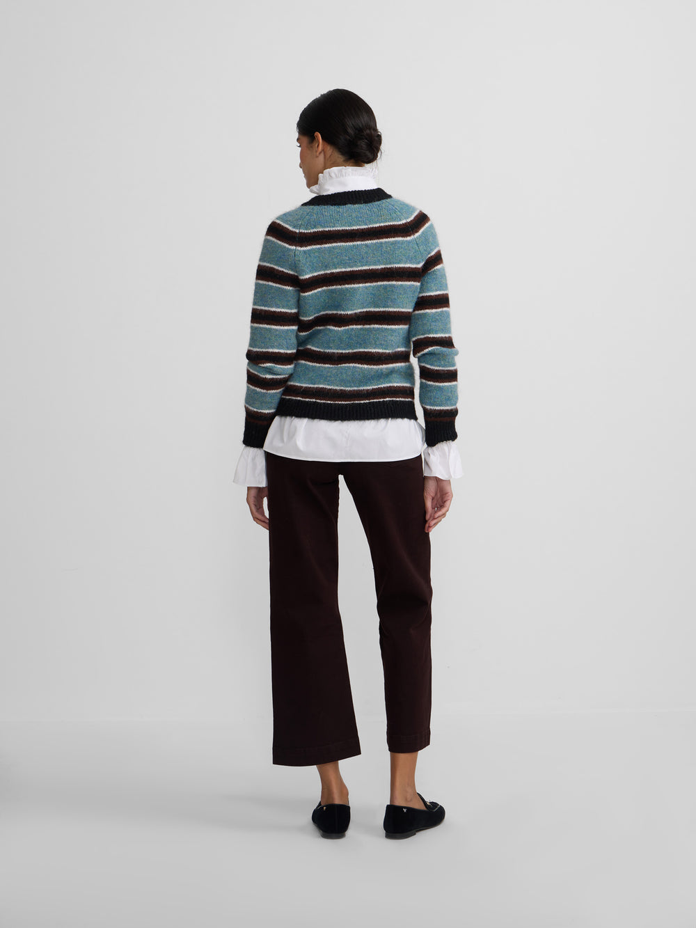 Pull boutonné à rayures bleues et noires