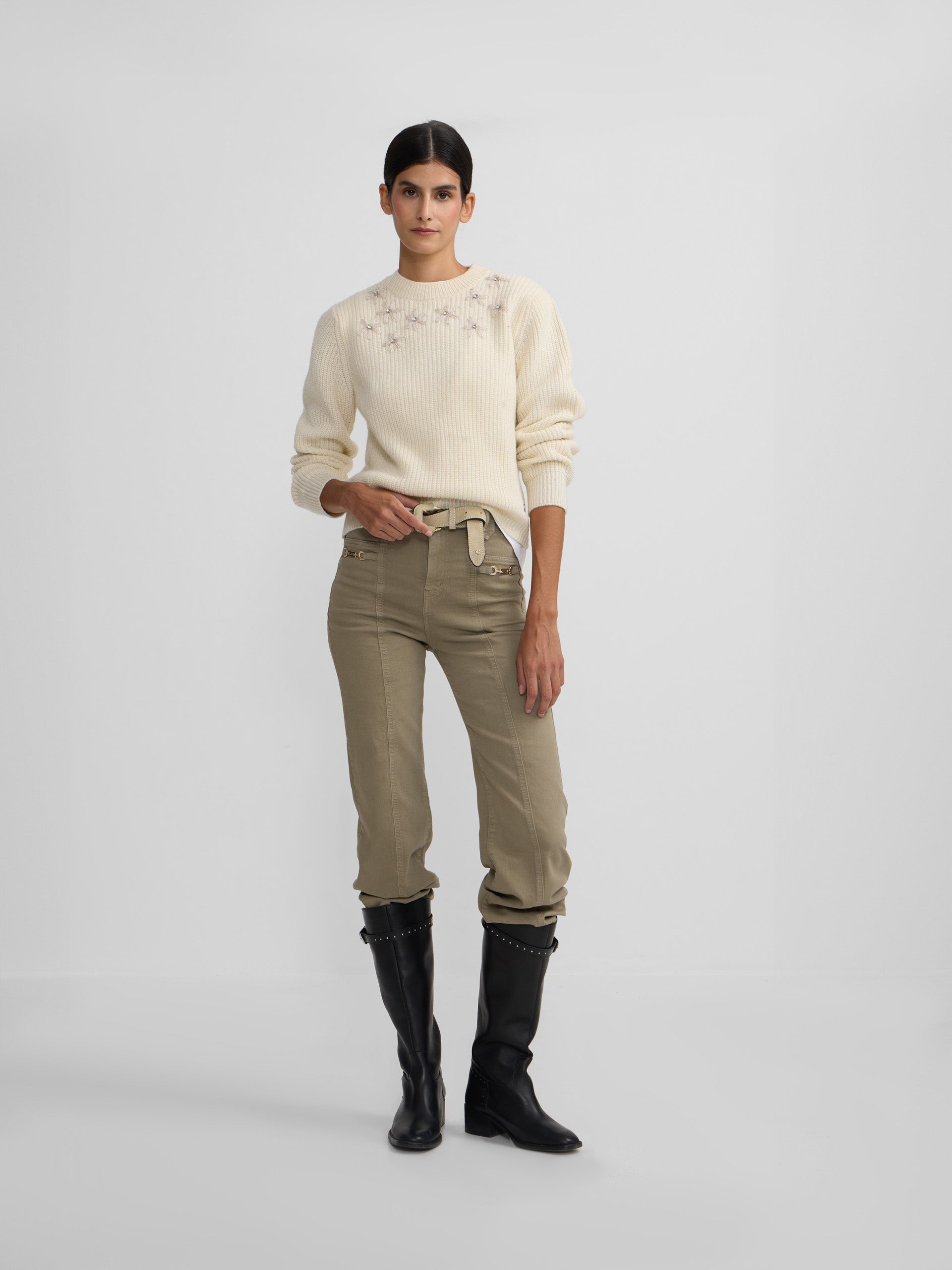 Camisola crua com flores bordadas