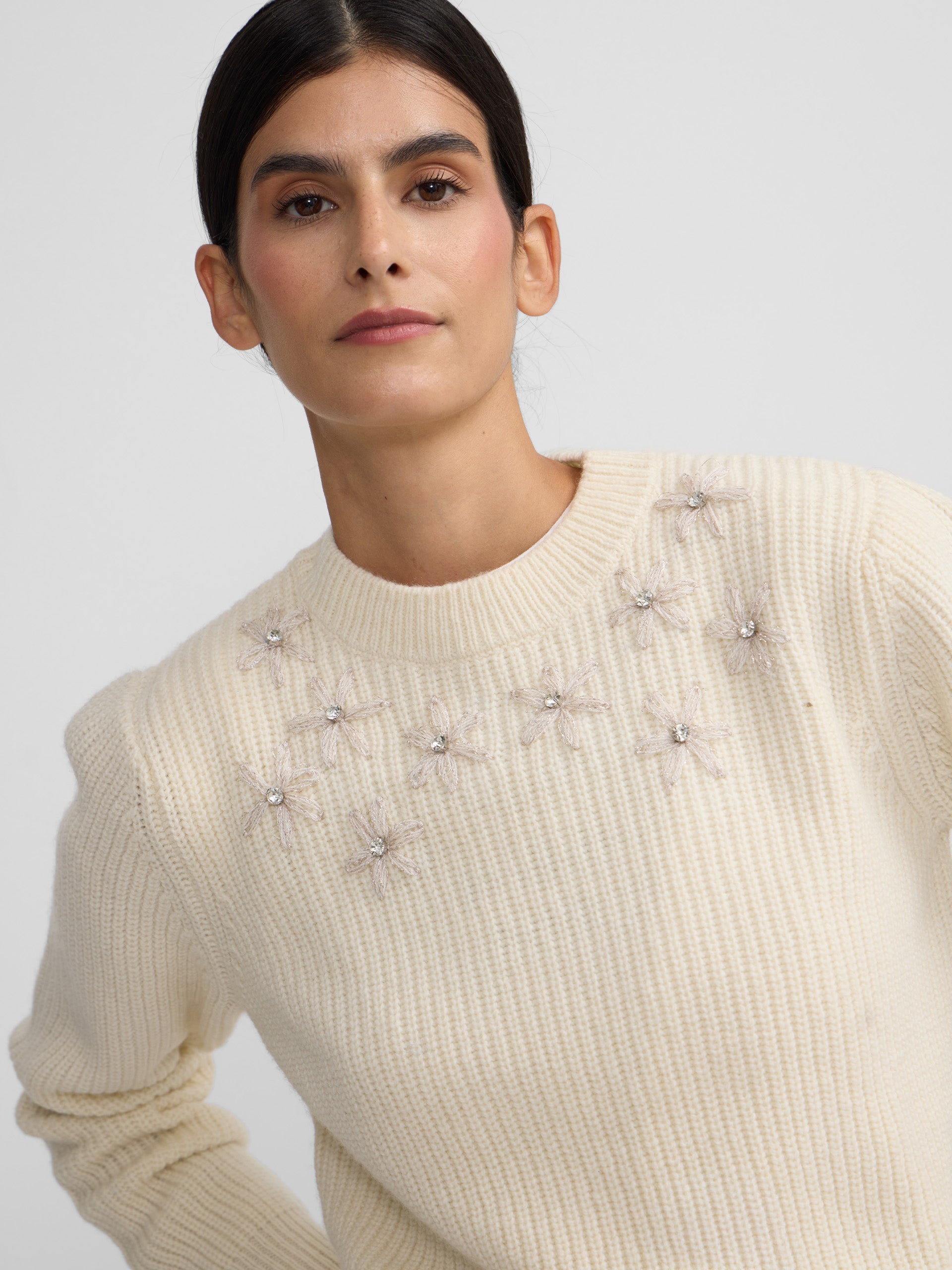 Camisola crua com flores bordadas