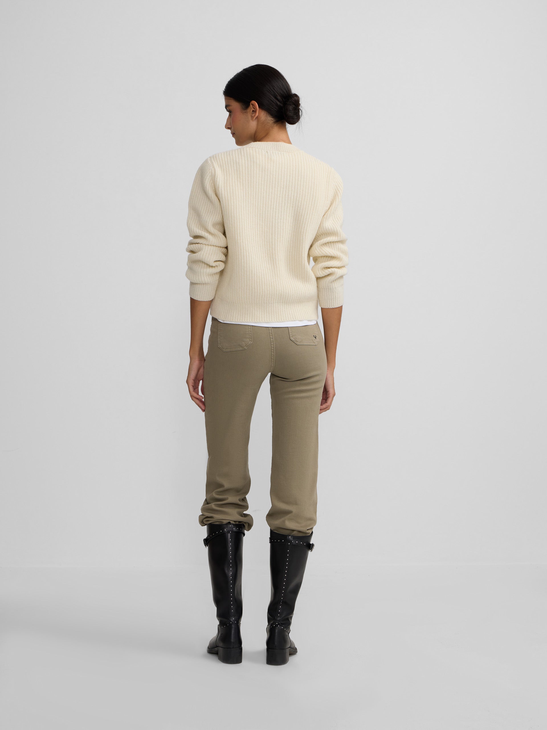 Camisola crua com flores bordadas