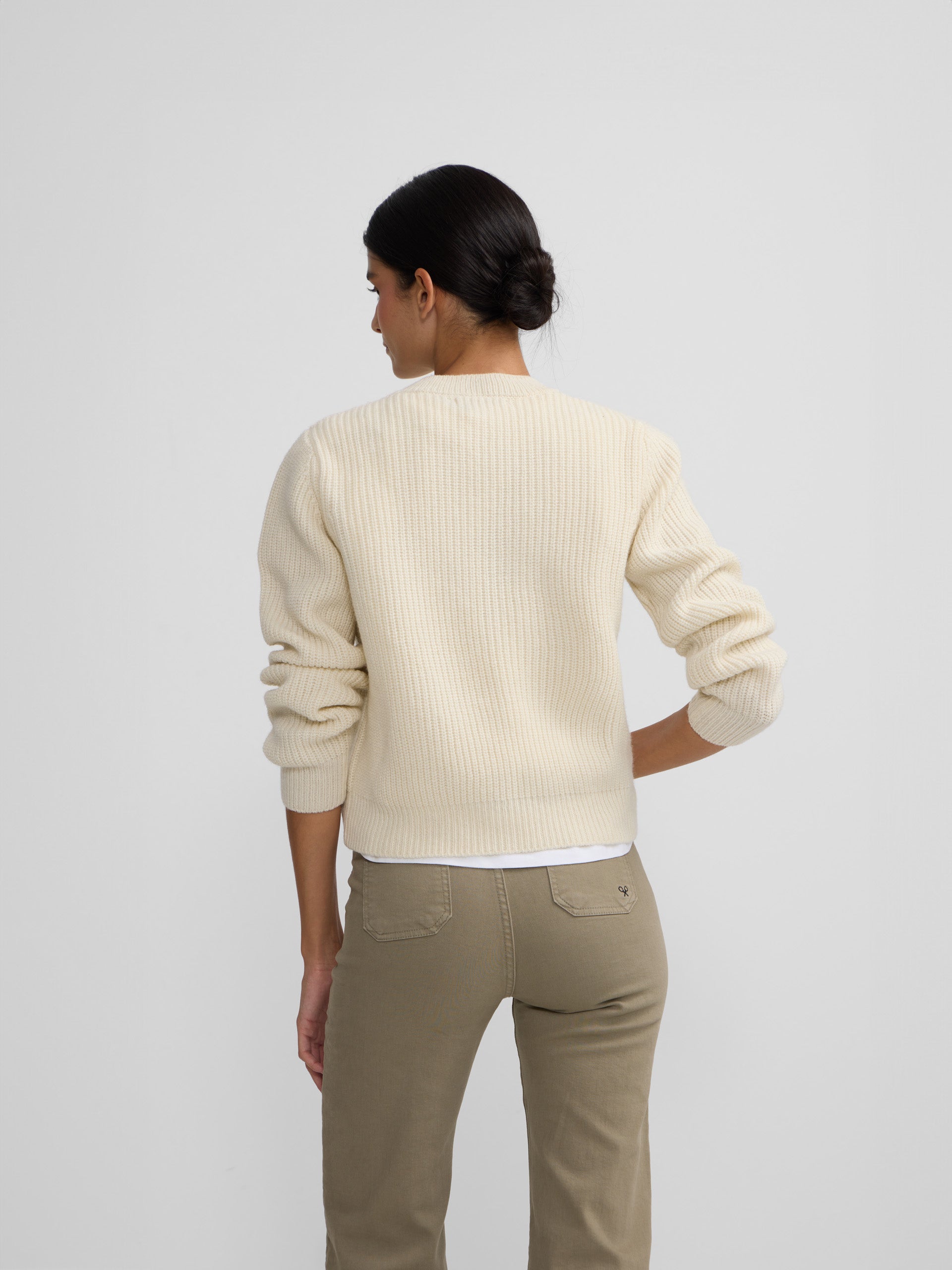 Camisola crua com flores bordadas