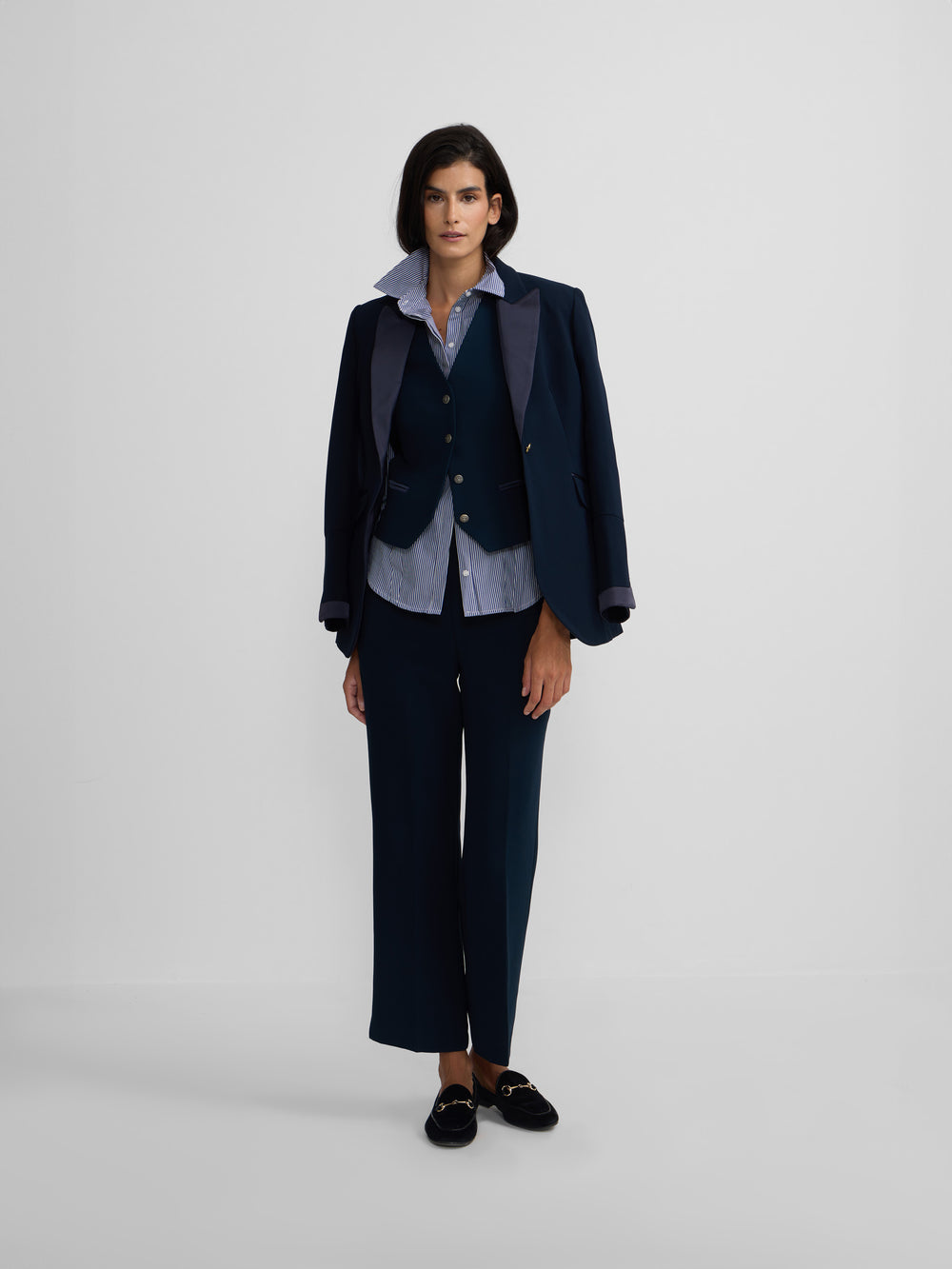 Blazer clássico com detalhes em cetim azul-marinho