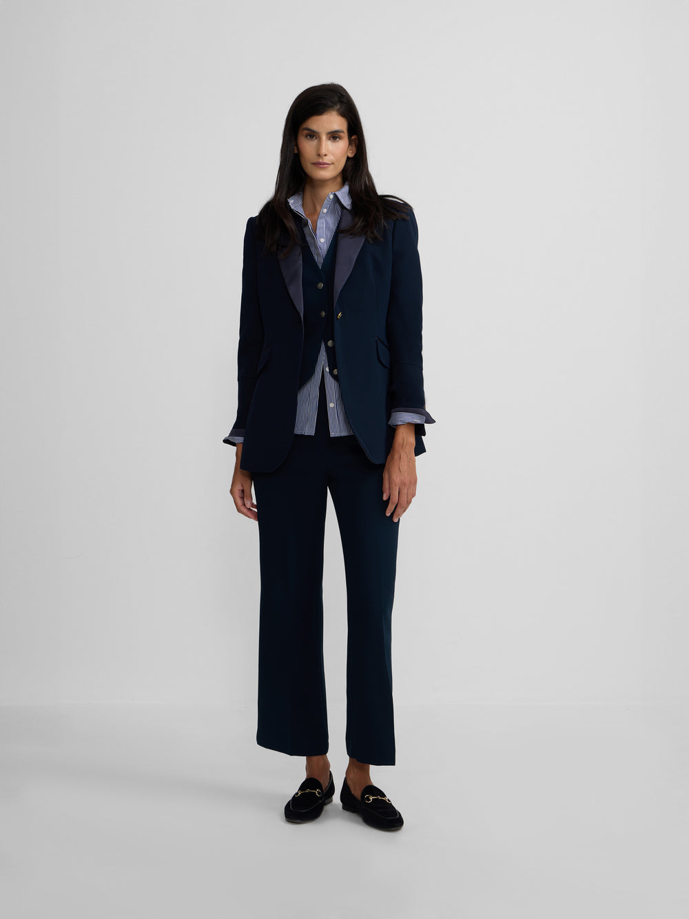 Blazer clássico com detalhes em cetim azul-marinho