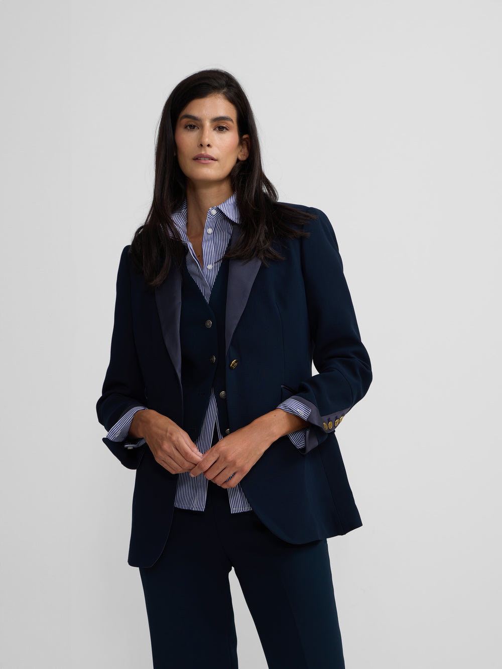 Blazer clássico com detalhes em cetim azul-marinho