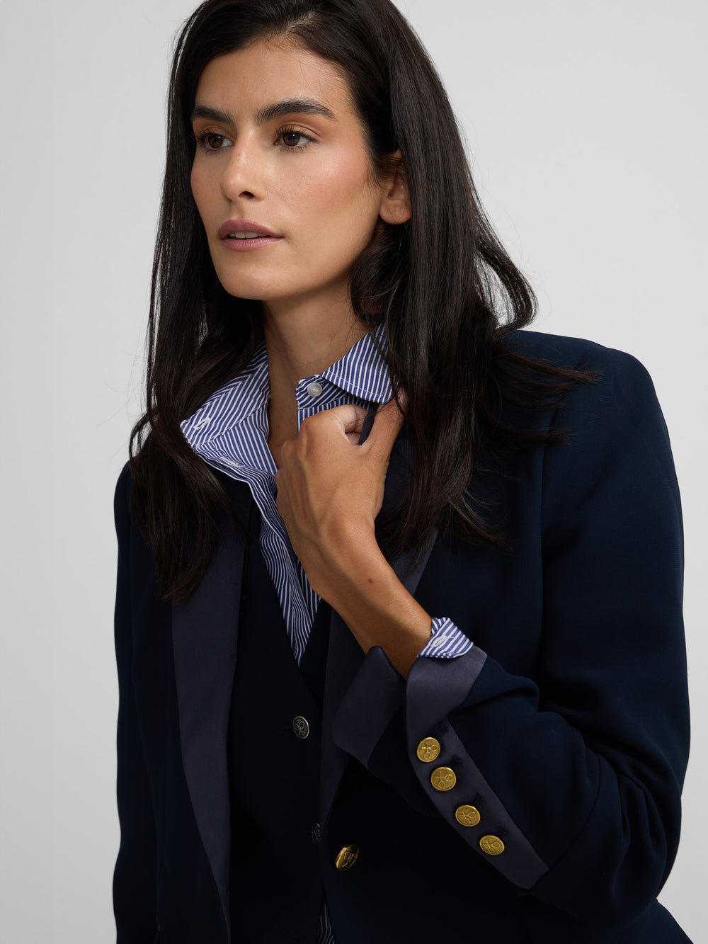 Blazer clássico com detalhes em cetim azul-marinho