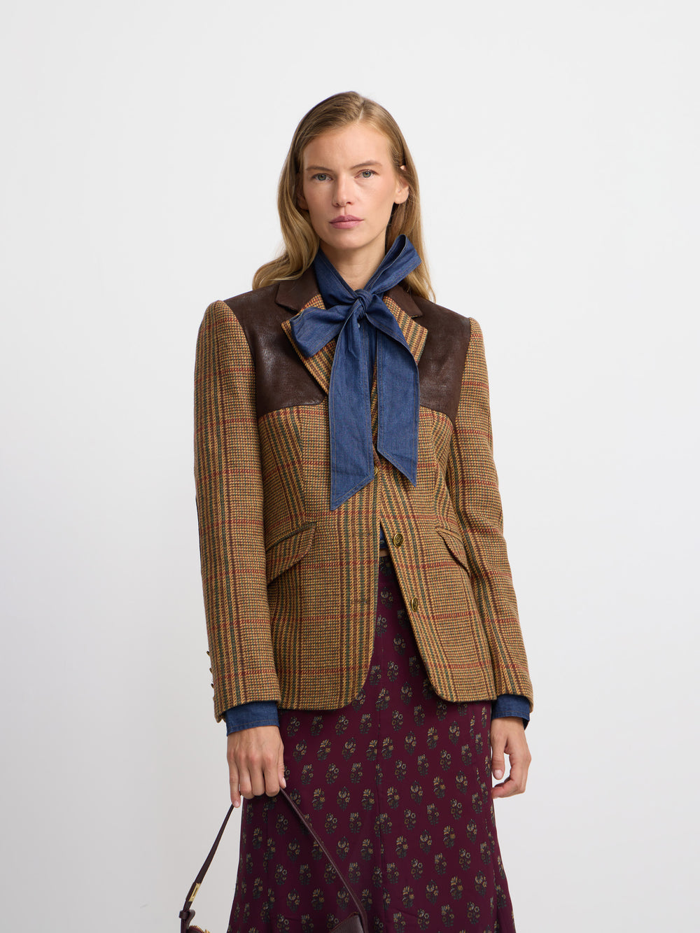 Blazer combinada em pele com padrão de quadrados castanhos