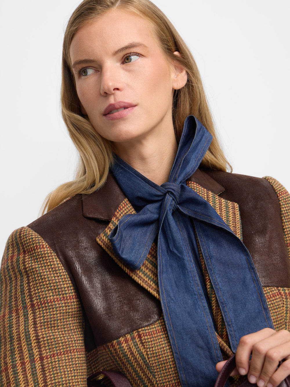 Blazer combinada em pele com padrão de quadrados castanhos