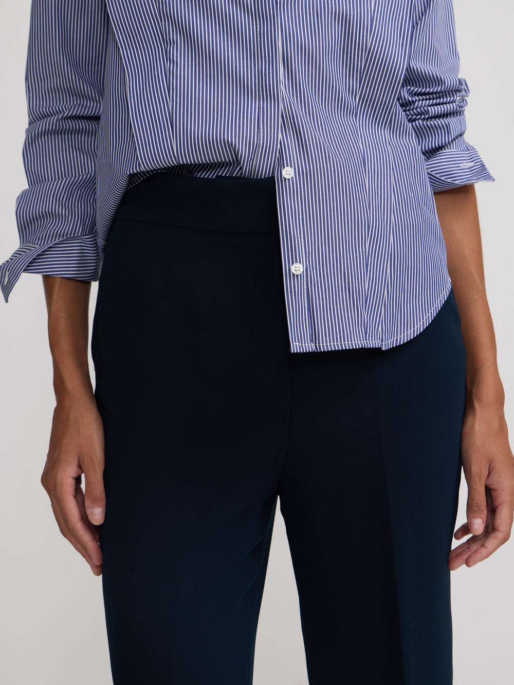 Pantalon vestir detalles saten marino