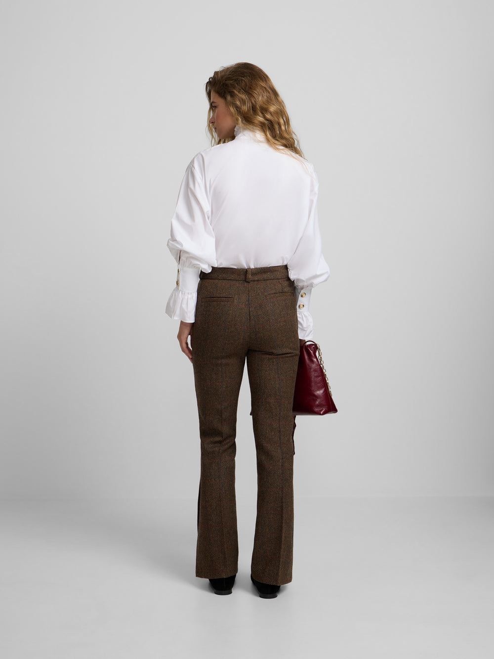 Pantalon vestir aberturas espiga marrones