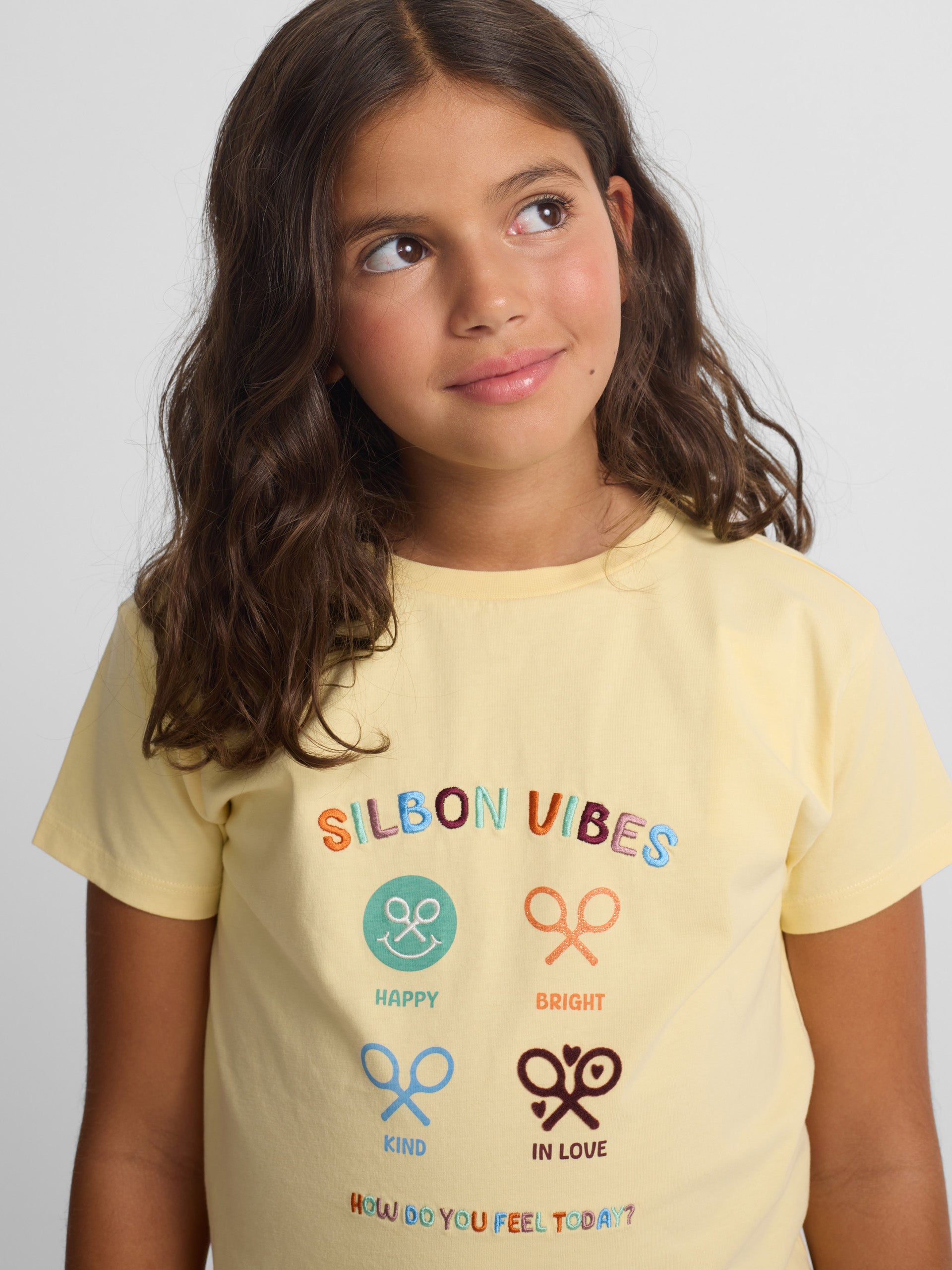 Camiseta girl silbon vibes amarilla