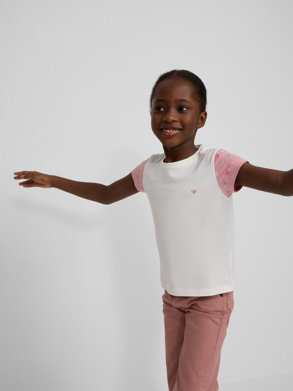 T-shirt de menina branca com mangas estampadas