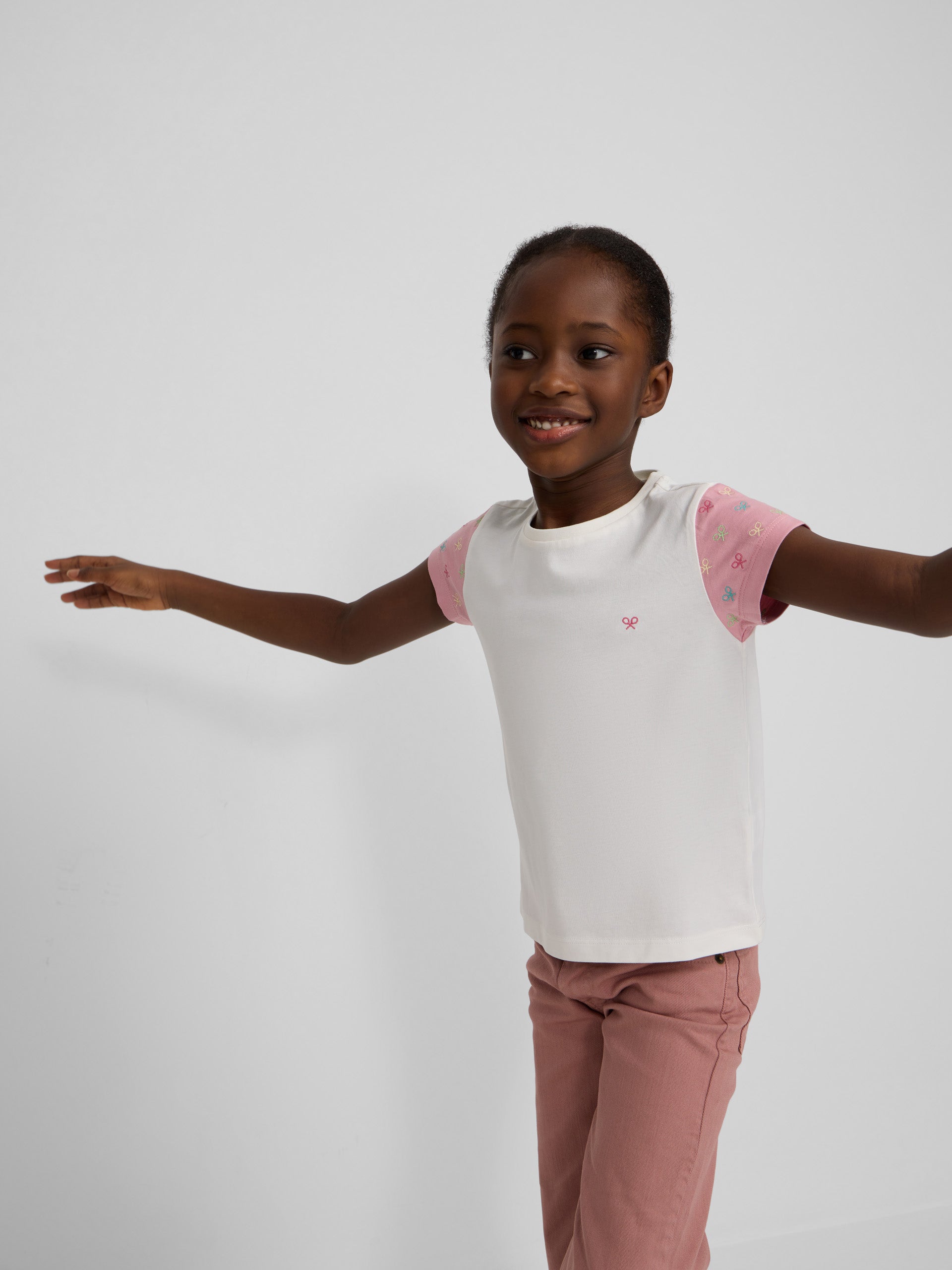 T-shirt de menina branca com mangas estampadas