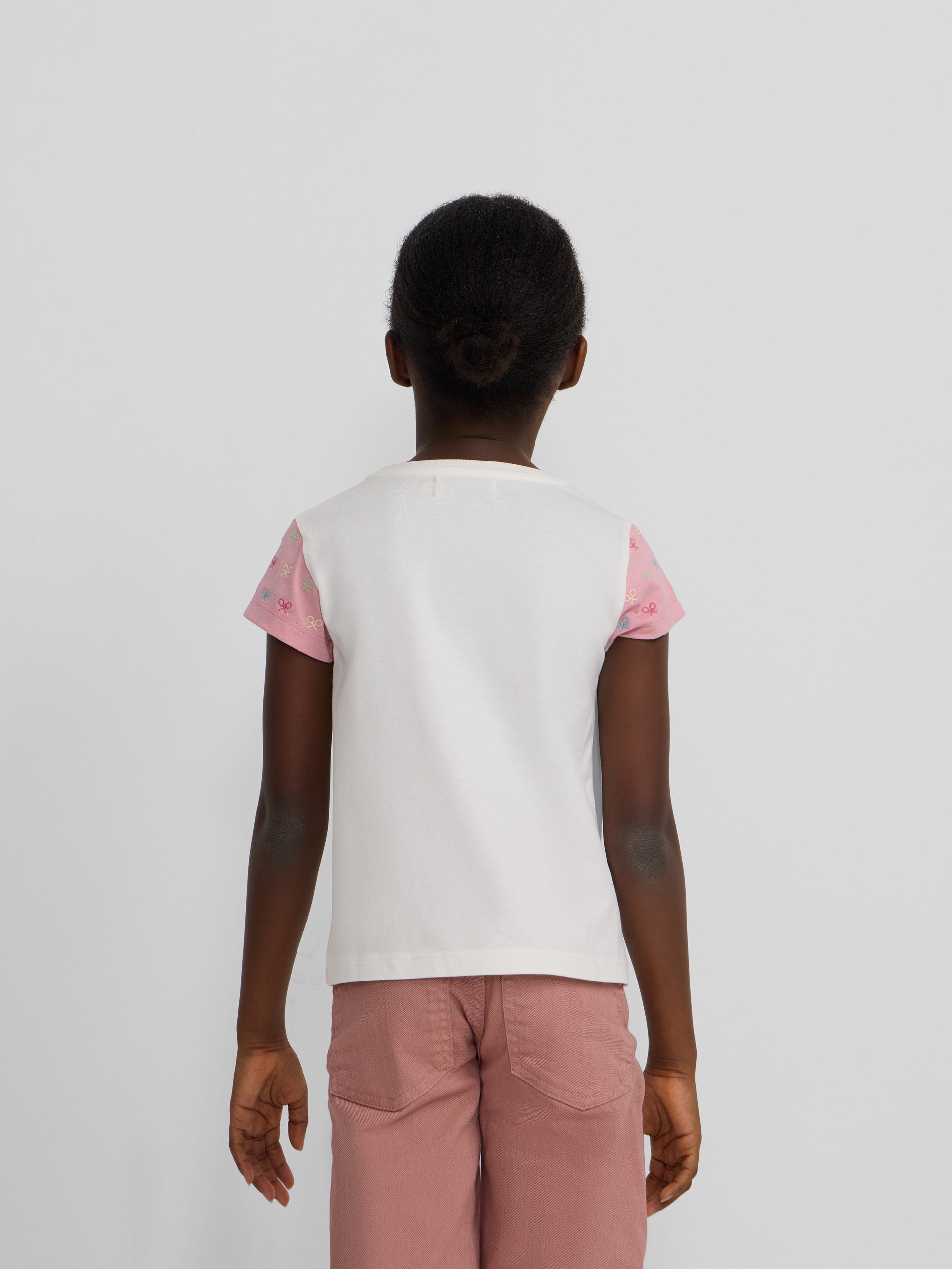T-shirt de menina branca com mangas estampadas