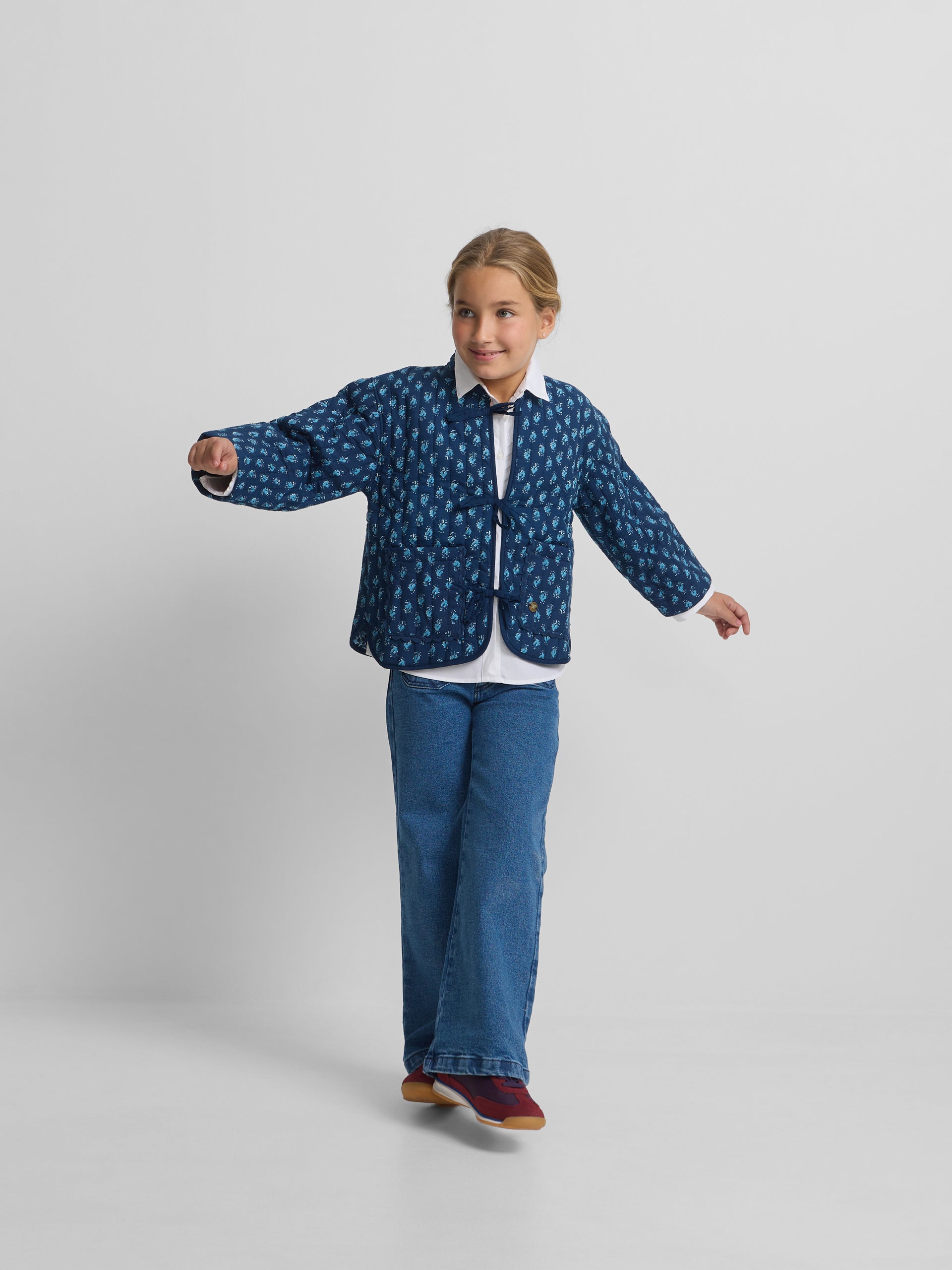Casaco acolchoado para menina com laços estampados em azul