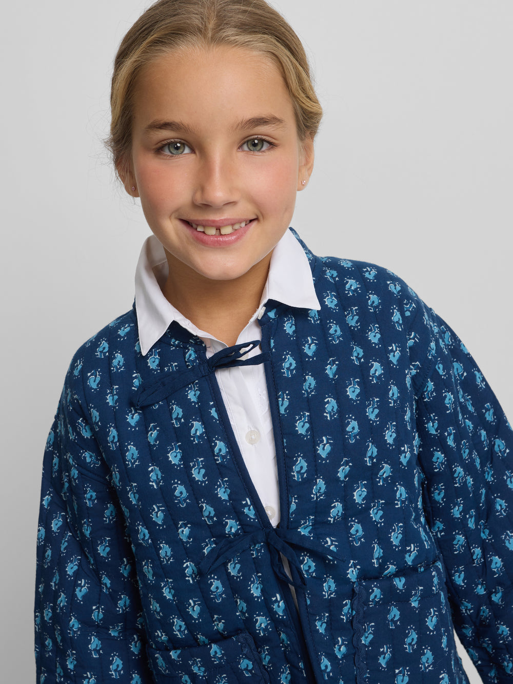 Chaqueta girl acolchada lazos estampado azul