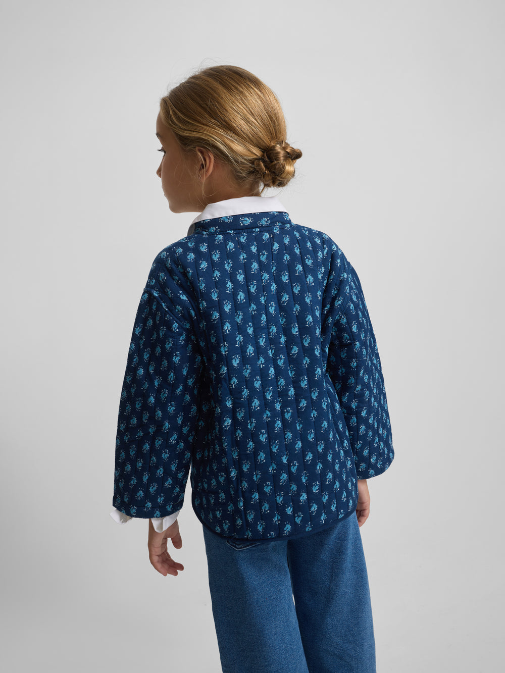 Chaqueta girl acolchada lazos estampado azul