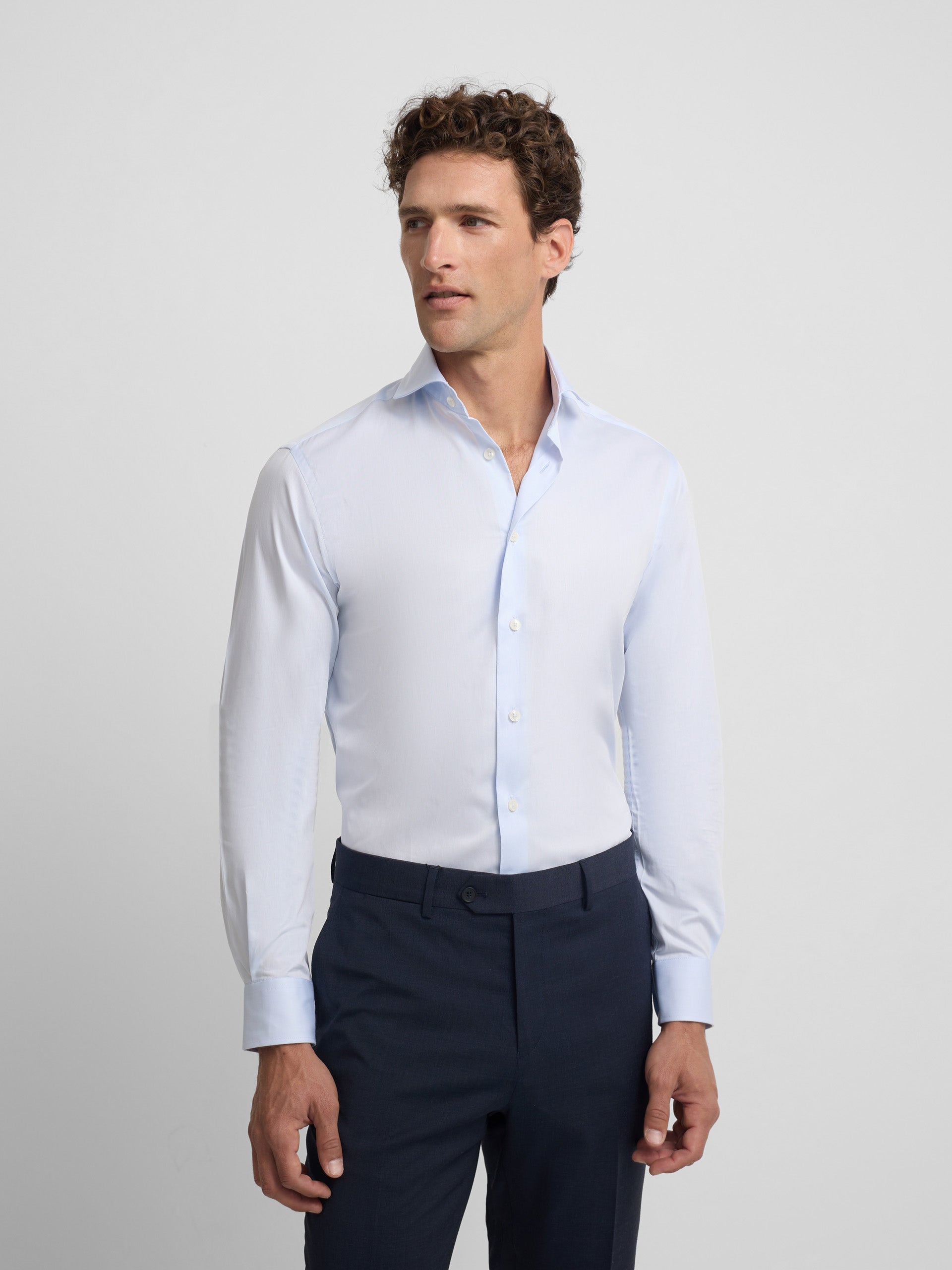 Camisa de vestir azul-claro com punho simples