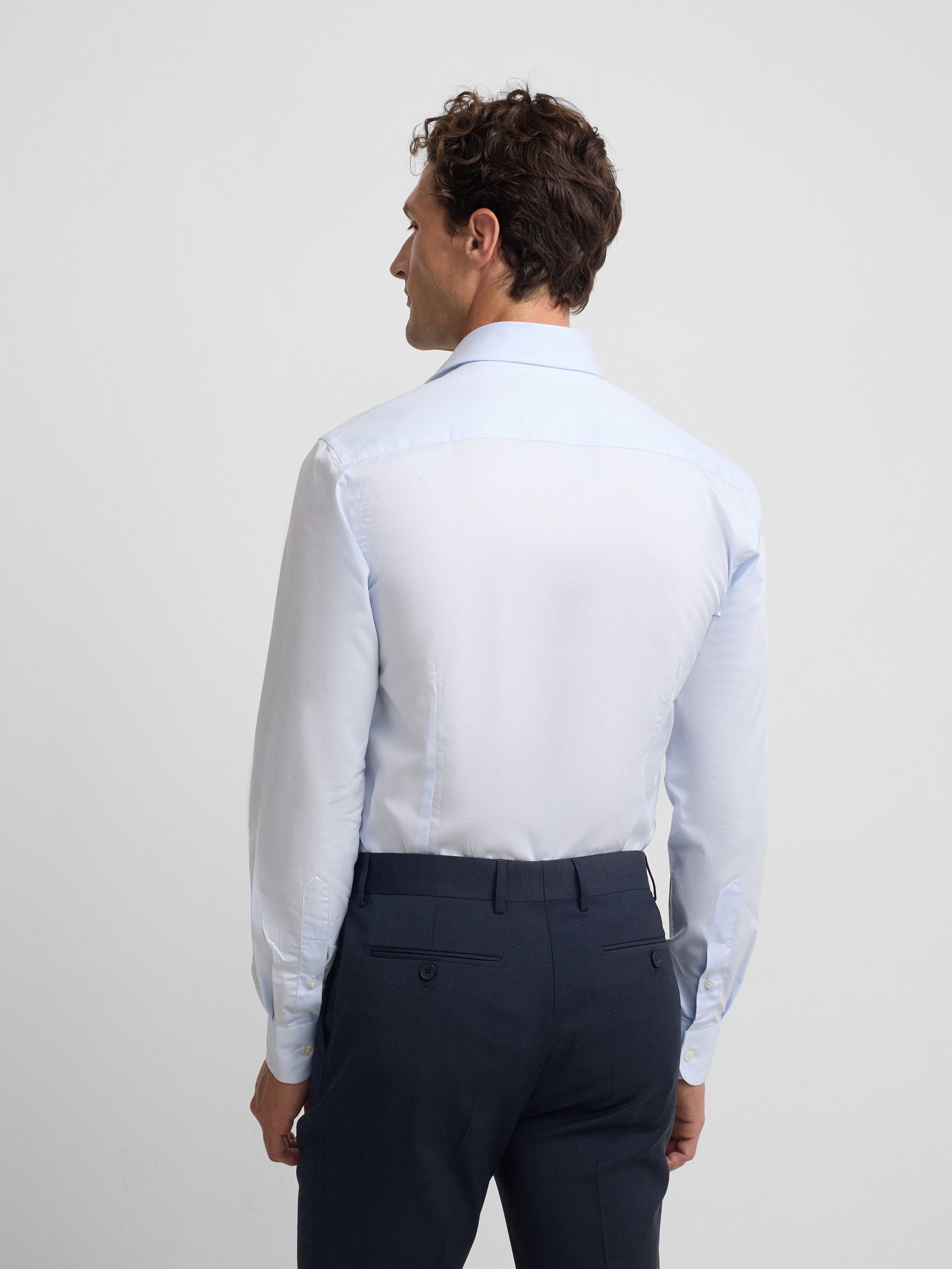 Camisa de vestir azul-claro com punho simples