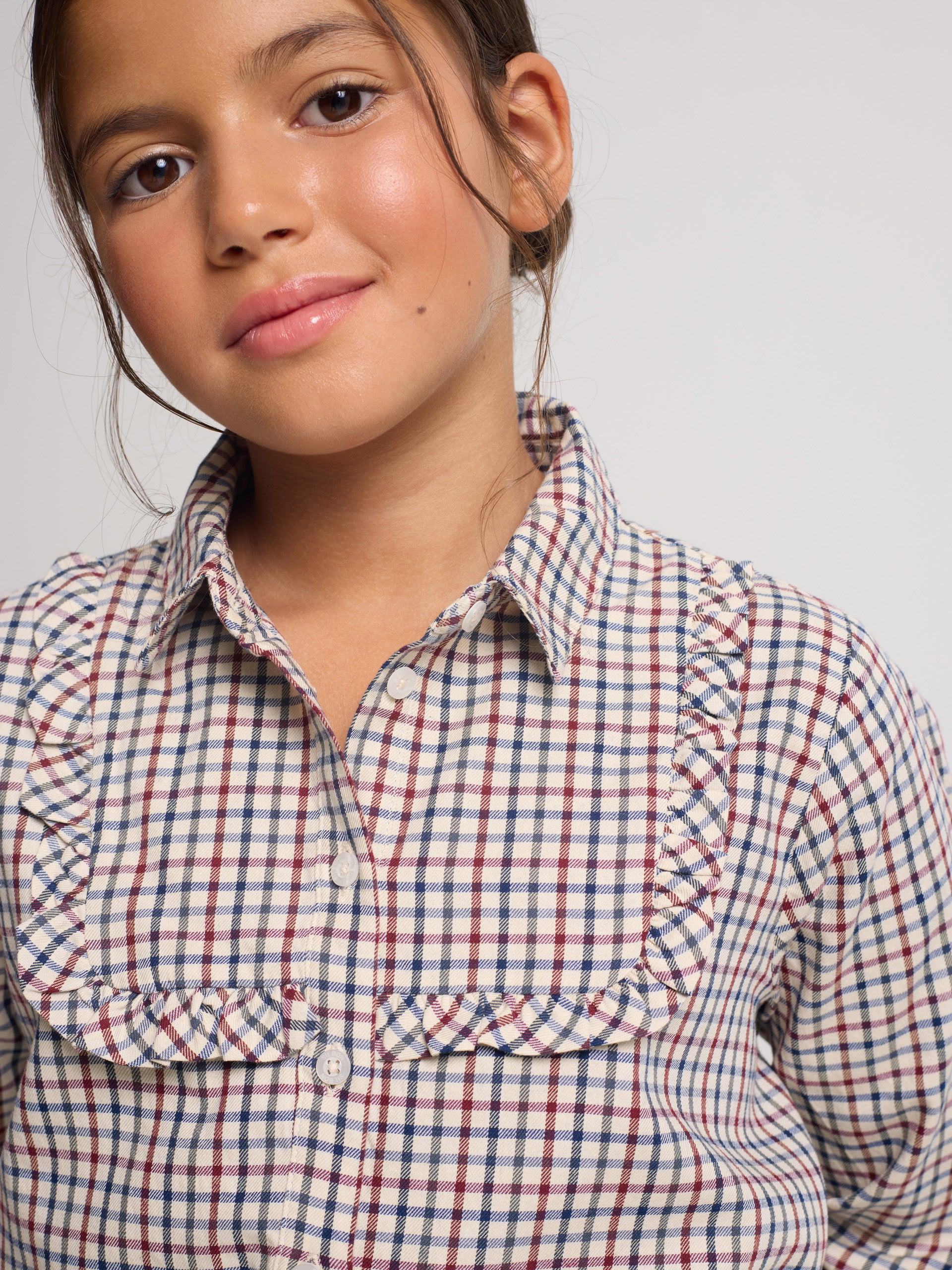 Camisa de menina com folho aos quadrados azul e vermelho