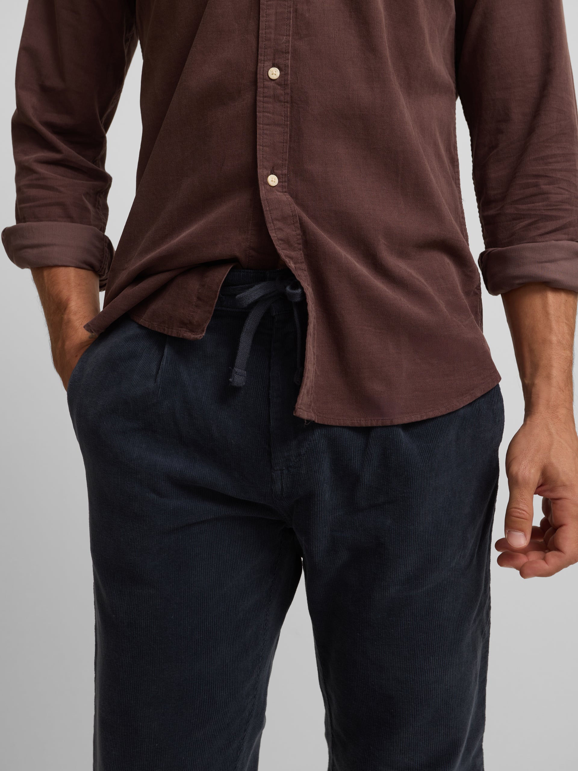 Pantalon de jogging en velours côtelé bleu marine à plis