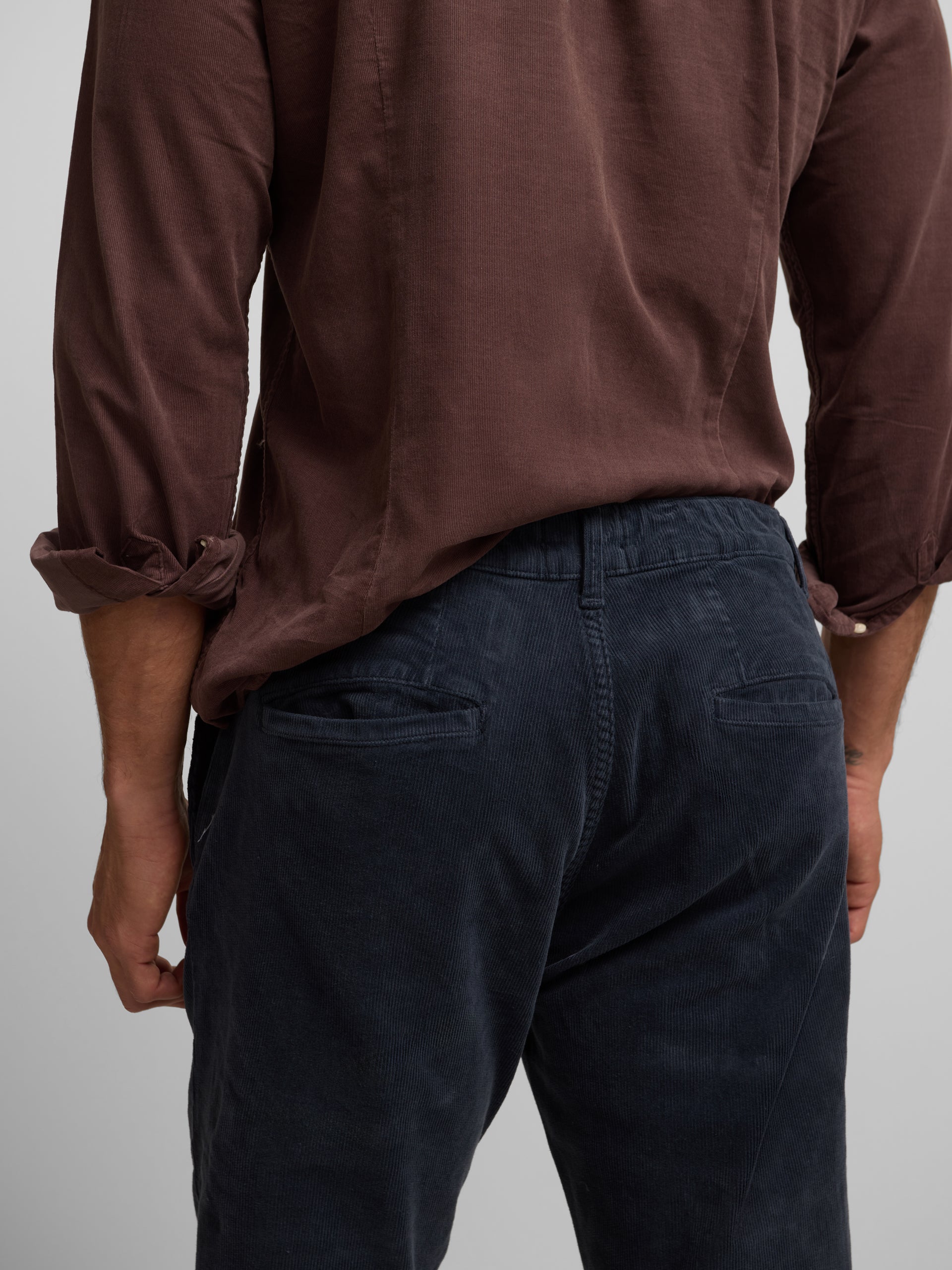 Pantalon de jogging en velours côtelé bleu marine à plis