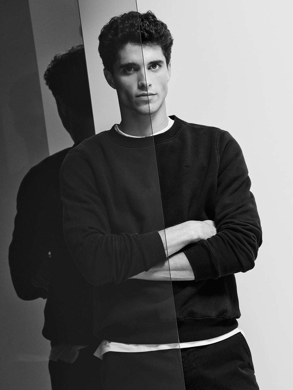 Sweat-shirt noir avec mini logo teint en pièce foncée