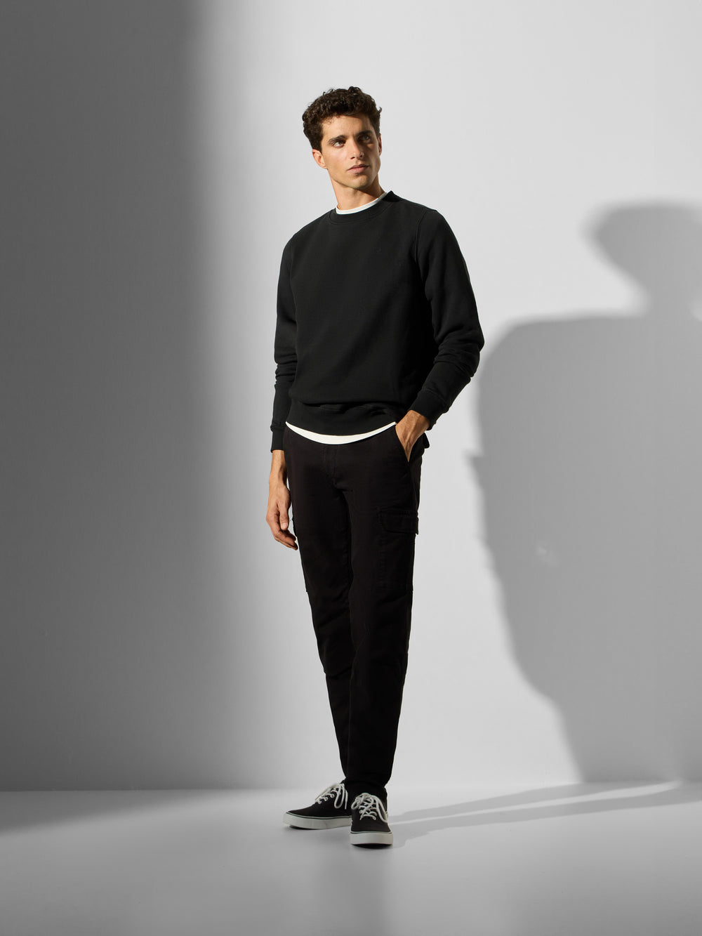 Sweat-shirt noir avec mini logo teint en pièce foncée