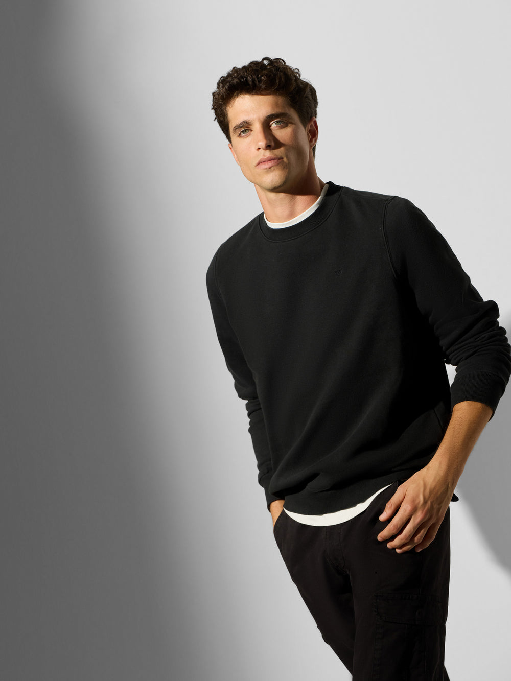 Sweat-shirt noir avec mini logo teint en pièce foncée