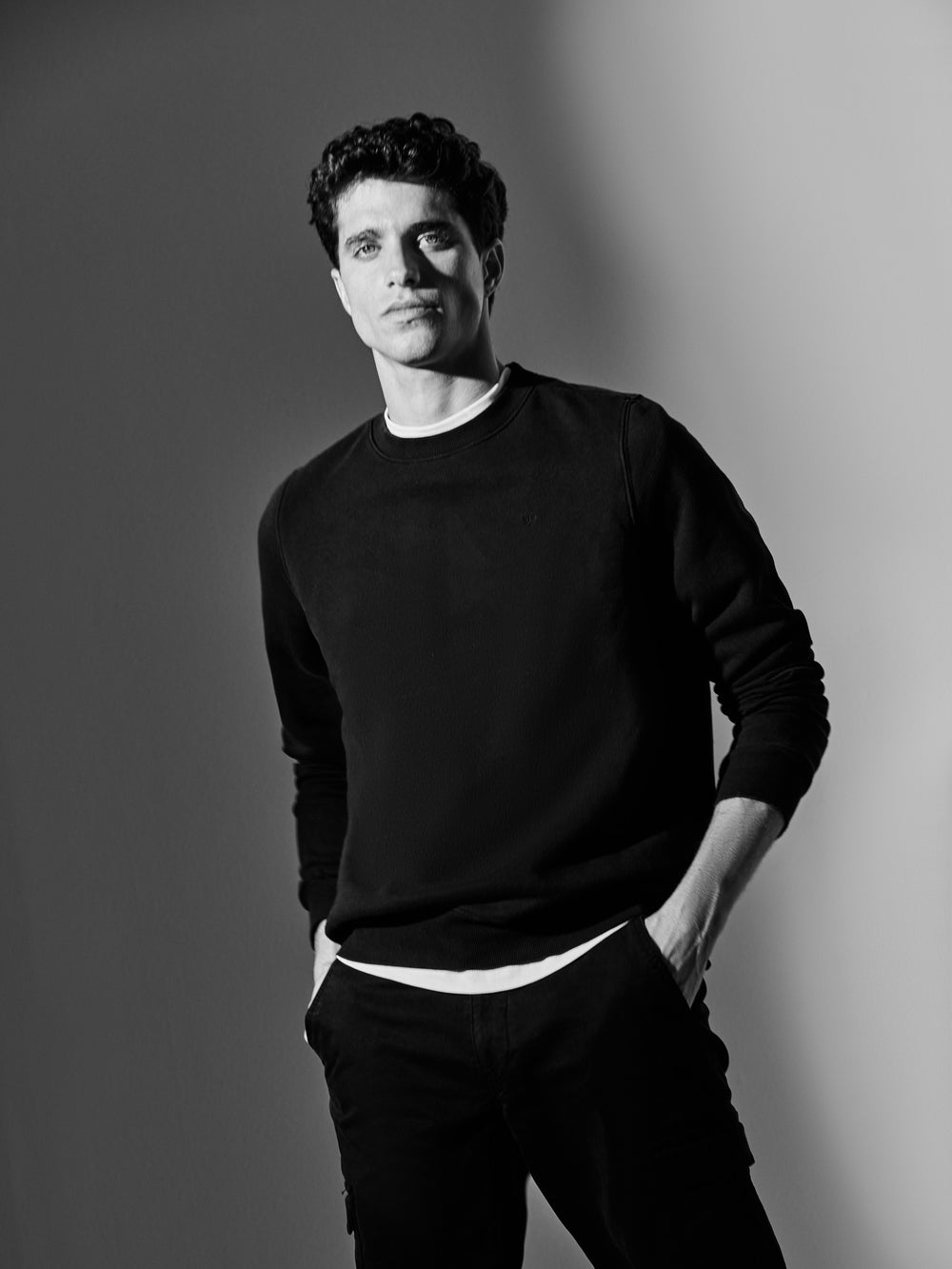 Sweat-shirt noir avec mini logo teint en pièce foncée