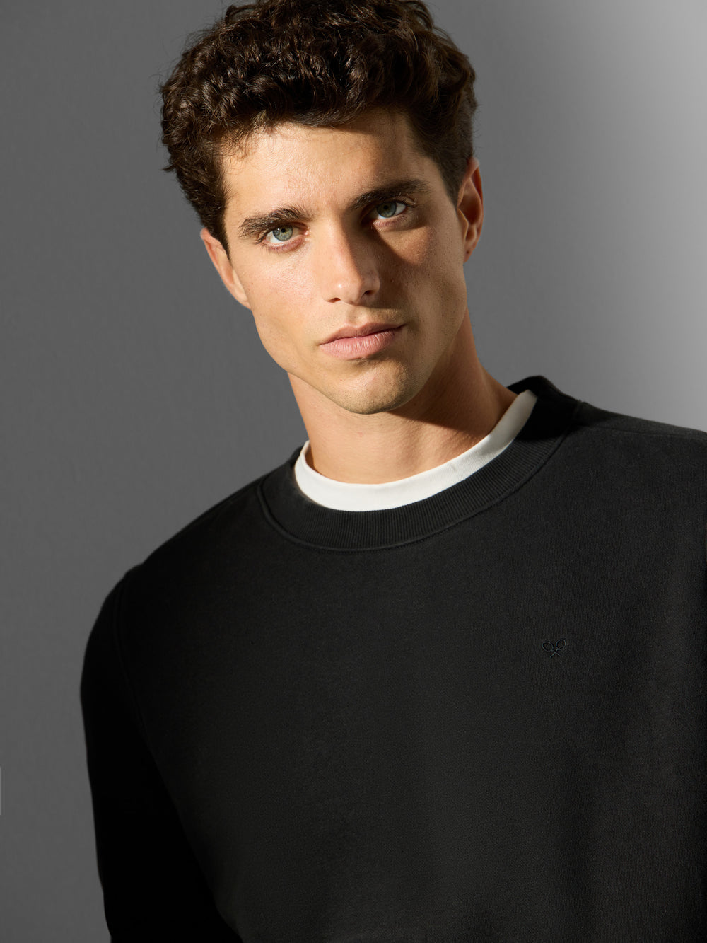 Sweat-shirt noir avec mini logo teint en pièce foncée