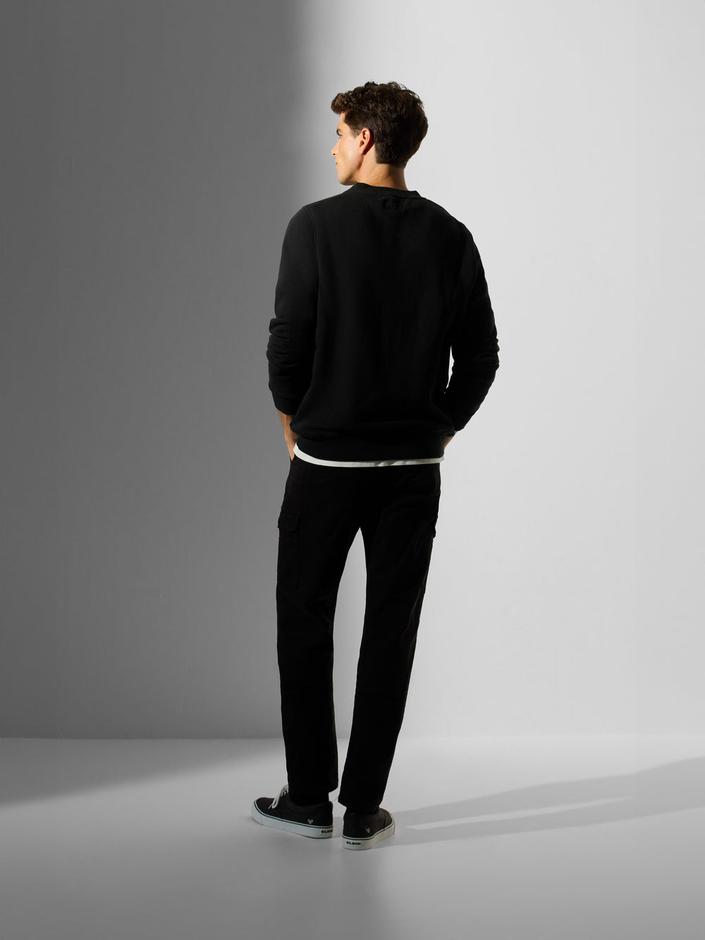 Sweat-shirt noir avec mini logo teint en pièce foncée