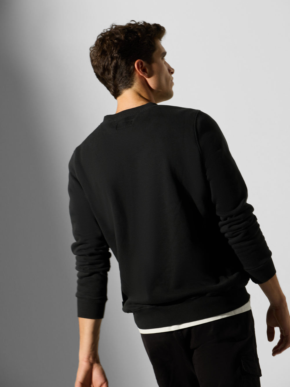 Sweat-shirt noir avec mini logo teint en pièce foncée