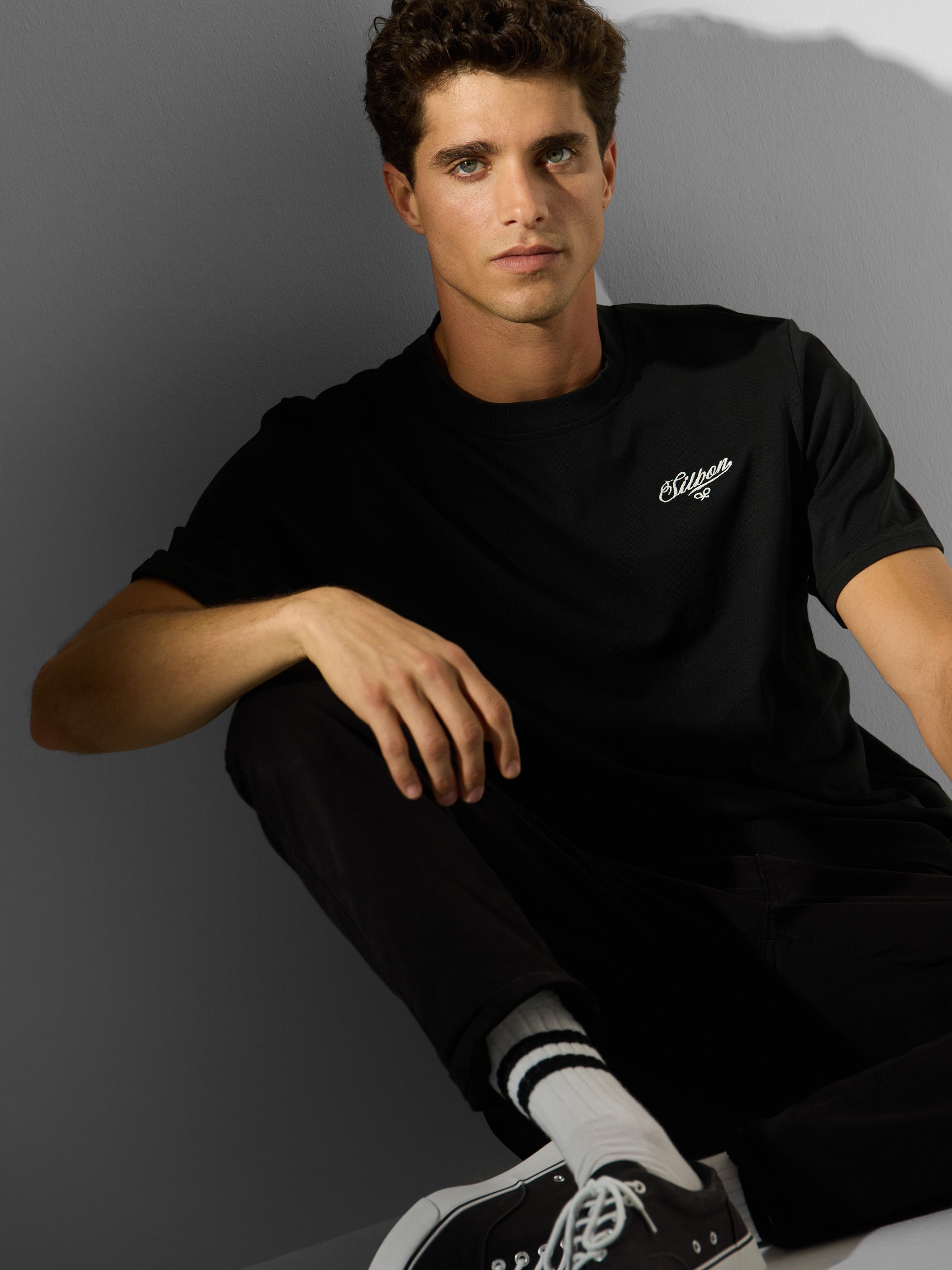 Camiseta dark minilogo letras silbon negra