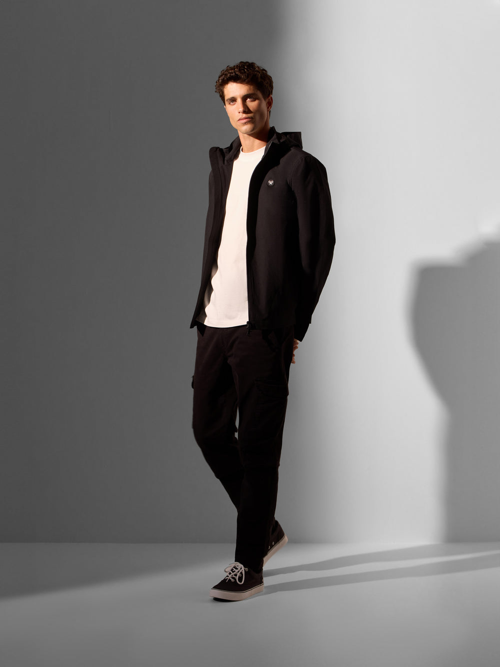 Coupe-vent noir foncé