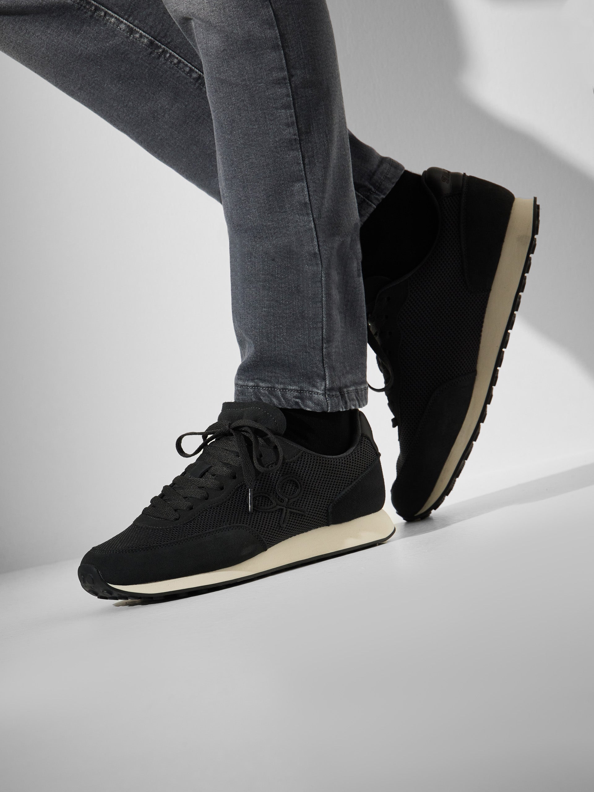 Zapatilla running dark negra