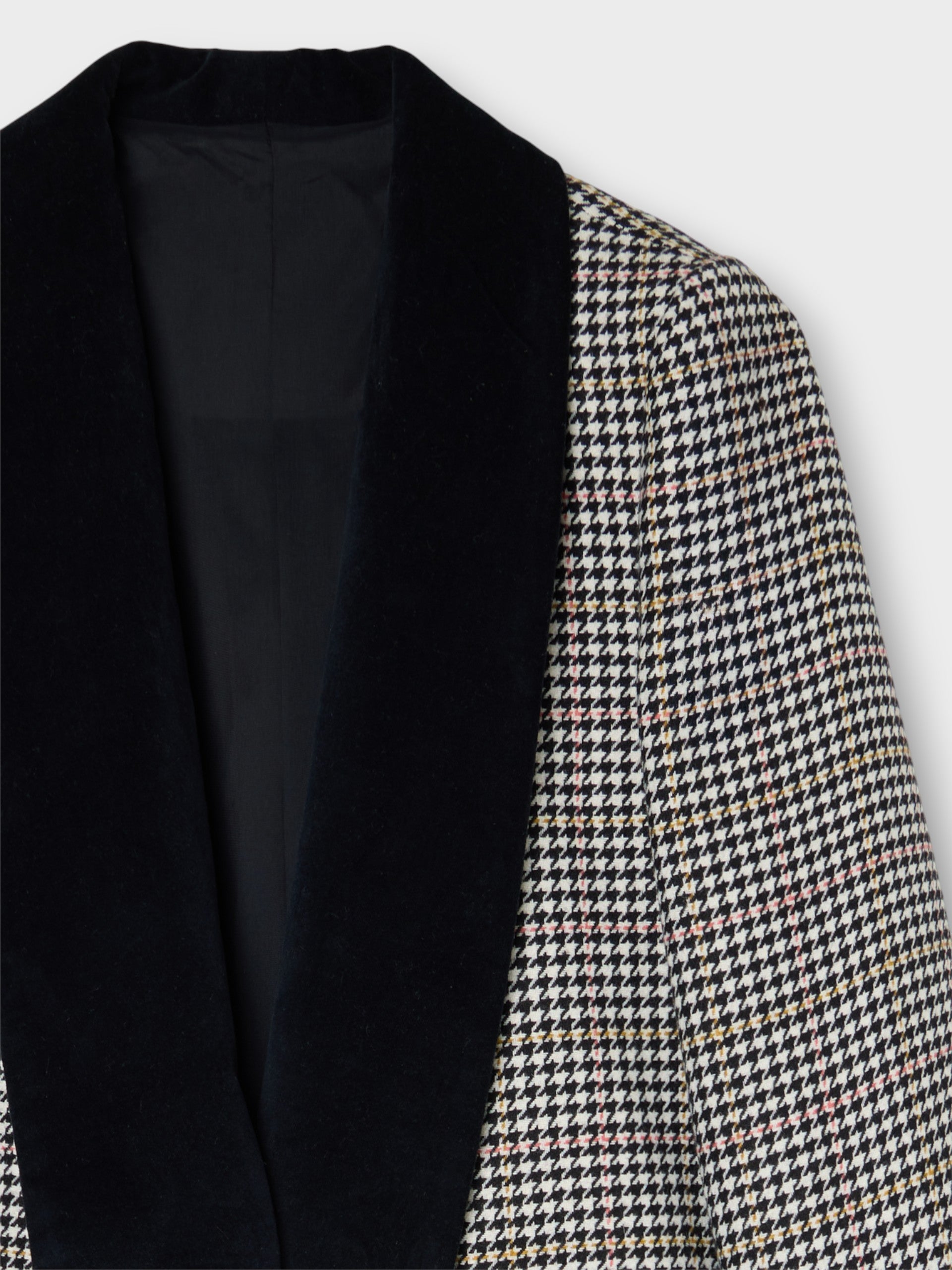 Casaco comprido com lapela aos quadrados em cru e preto