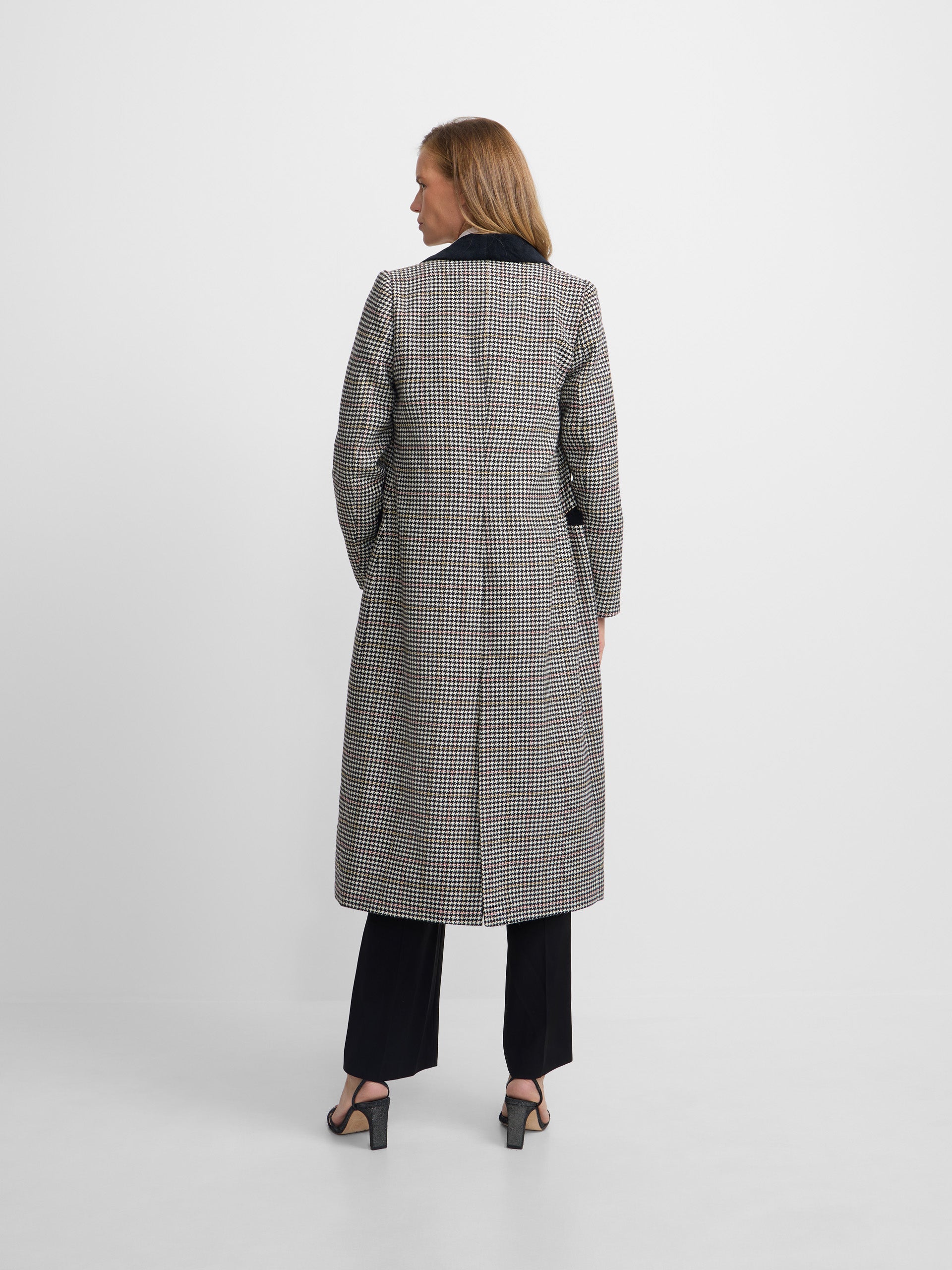 Casaco comprido com lapela aos quadrados em cru e preto