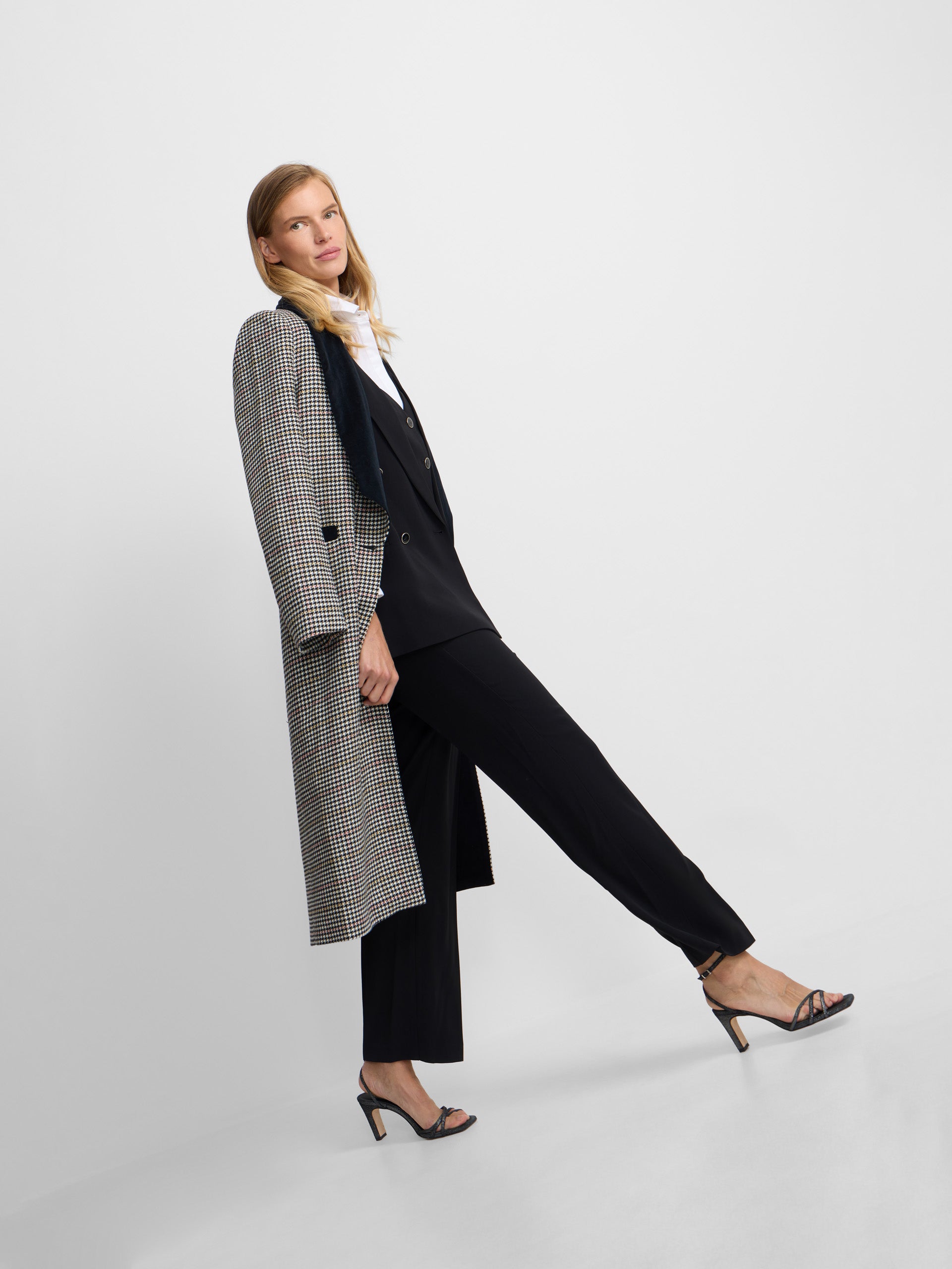 Casaco comprido com lapela aos quadrados em cru e preto