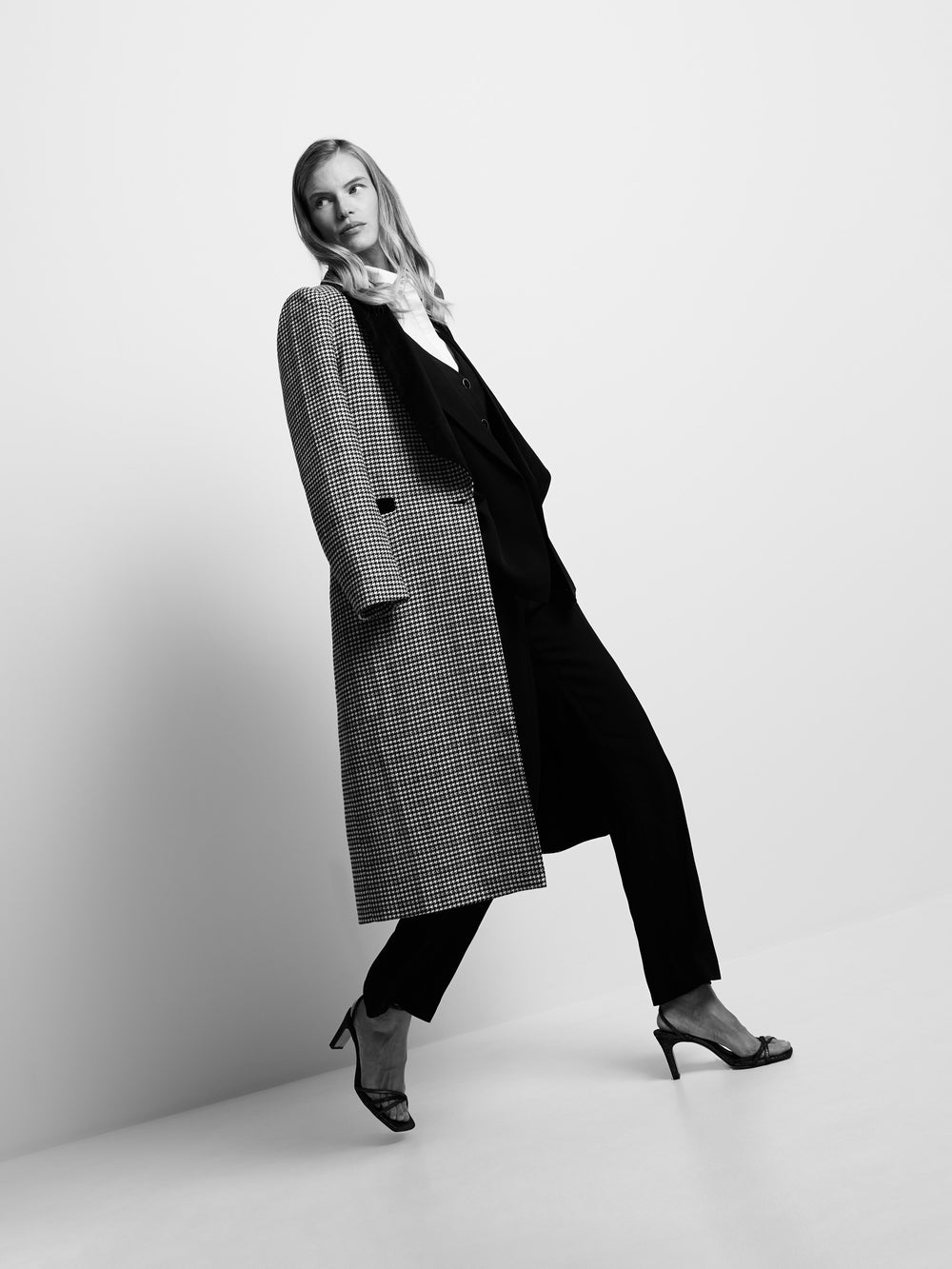 Abrigo largo solapa cuadros crudo y negro