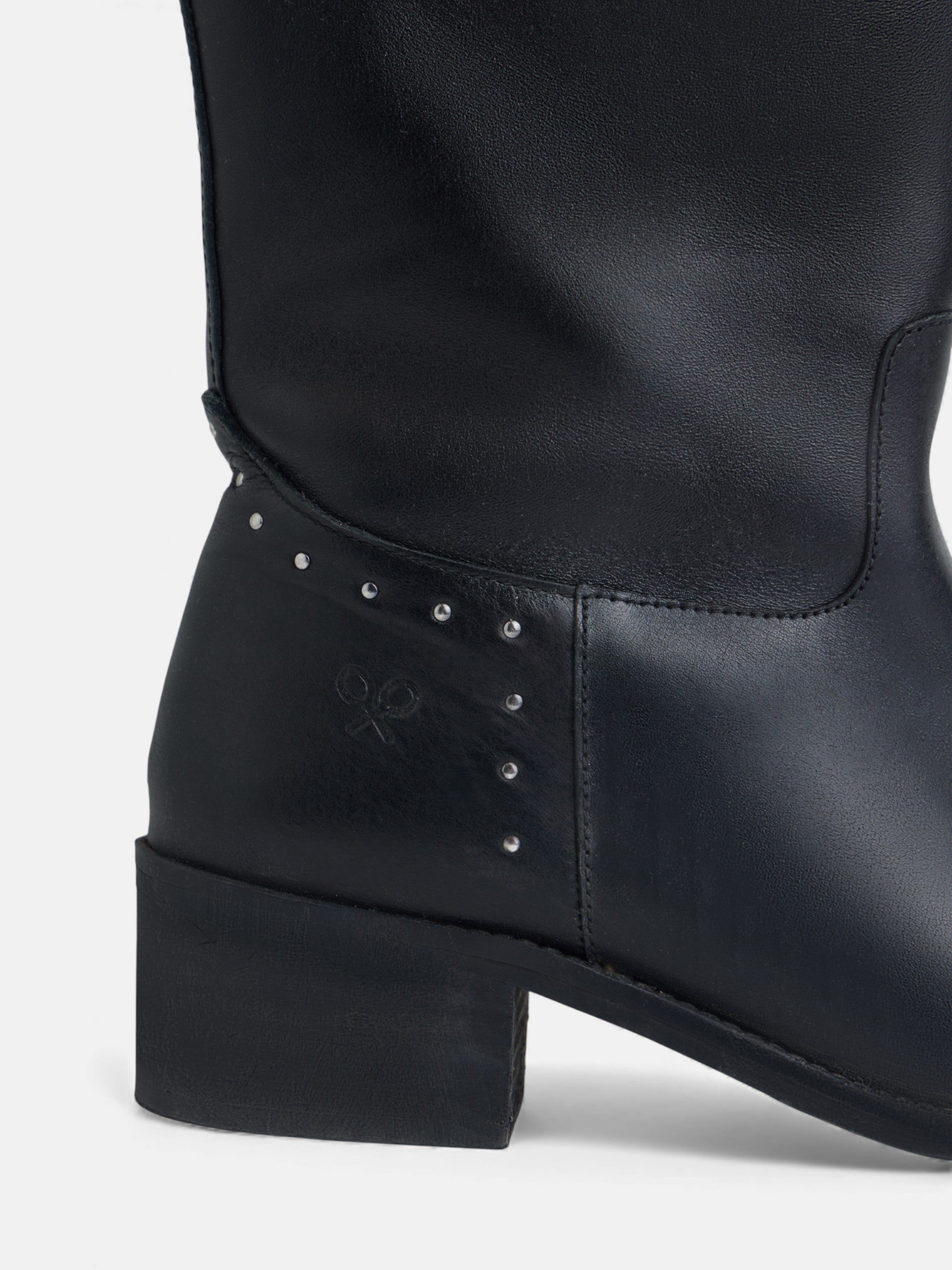 Bota alta piel tachas negra