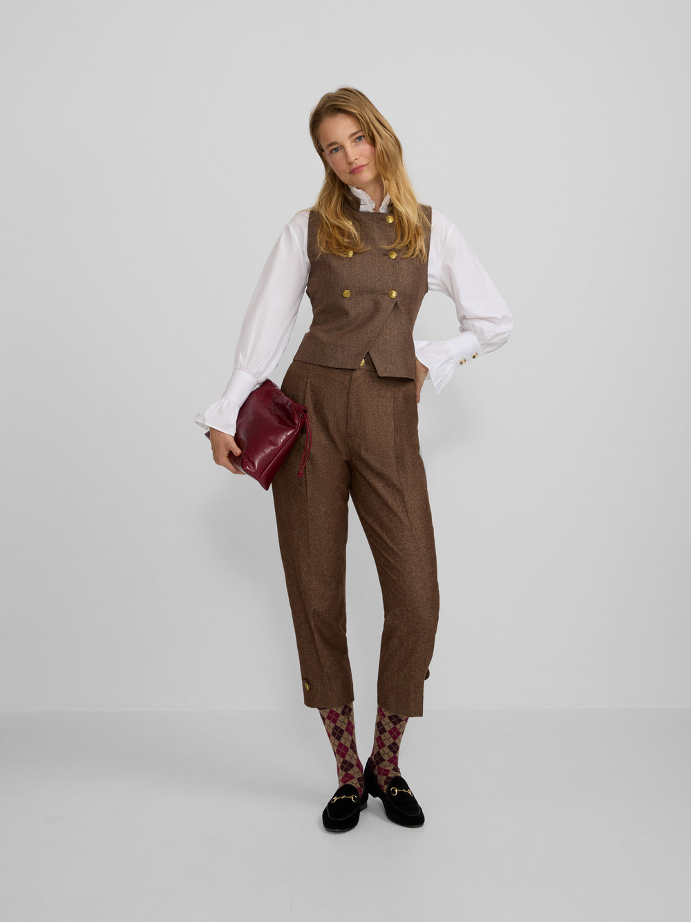 Pantalon vestir detalles espiga marron