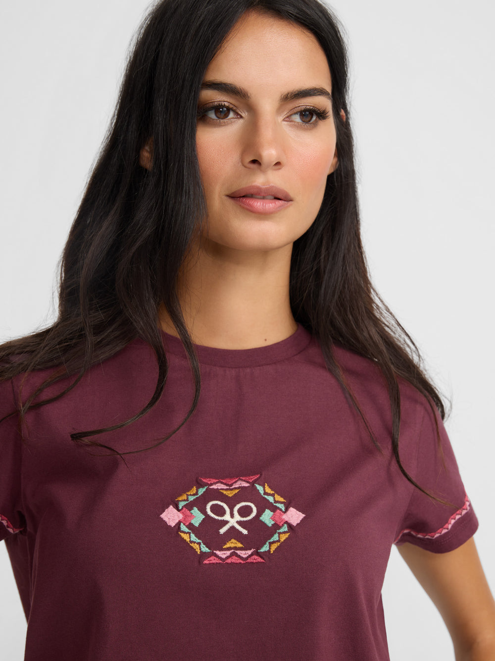 Camiseta woman bordado etnico multicolor granate