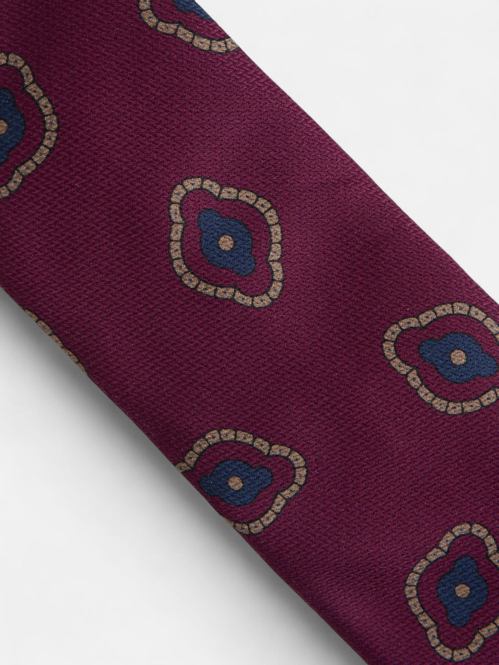 Gravata com padrão geométrico irregular em bordô