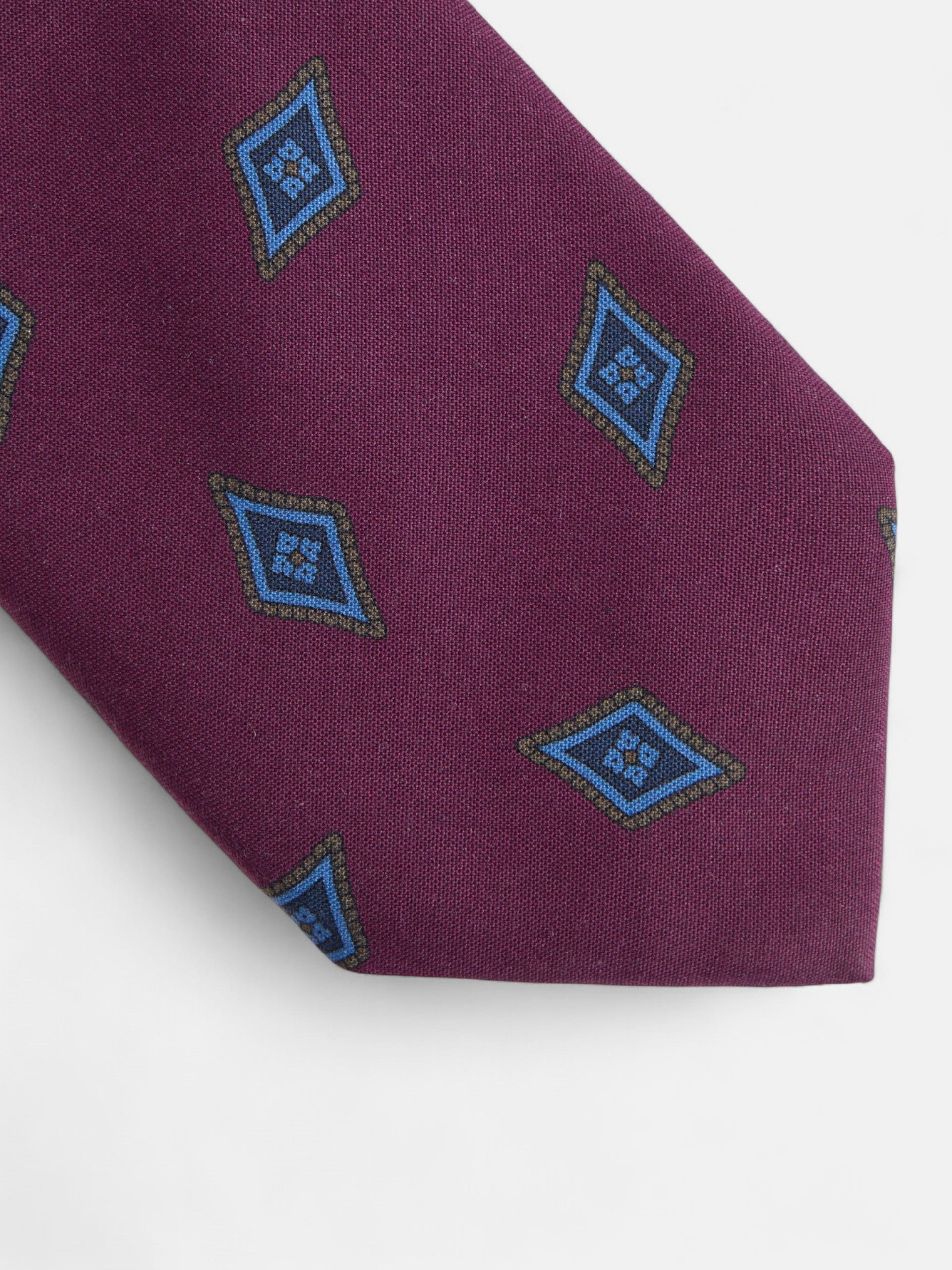 Gravata com padrão de losangos em bordô