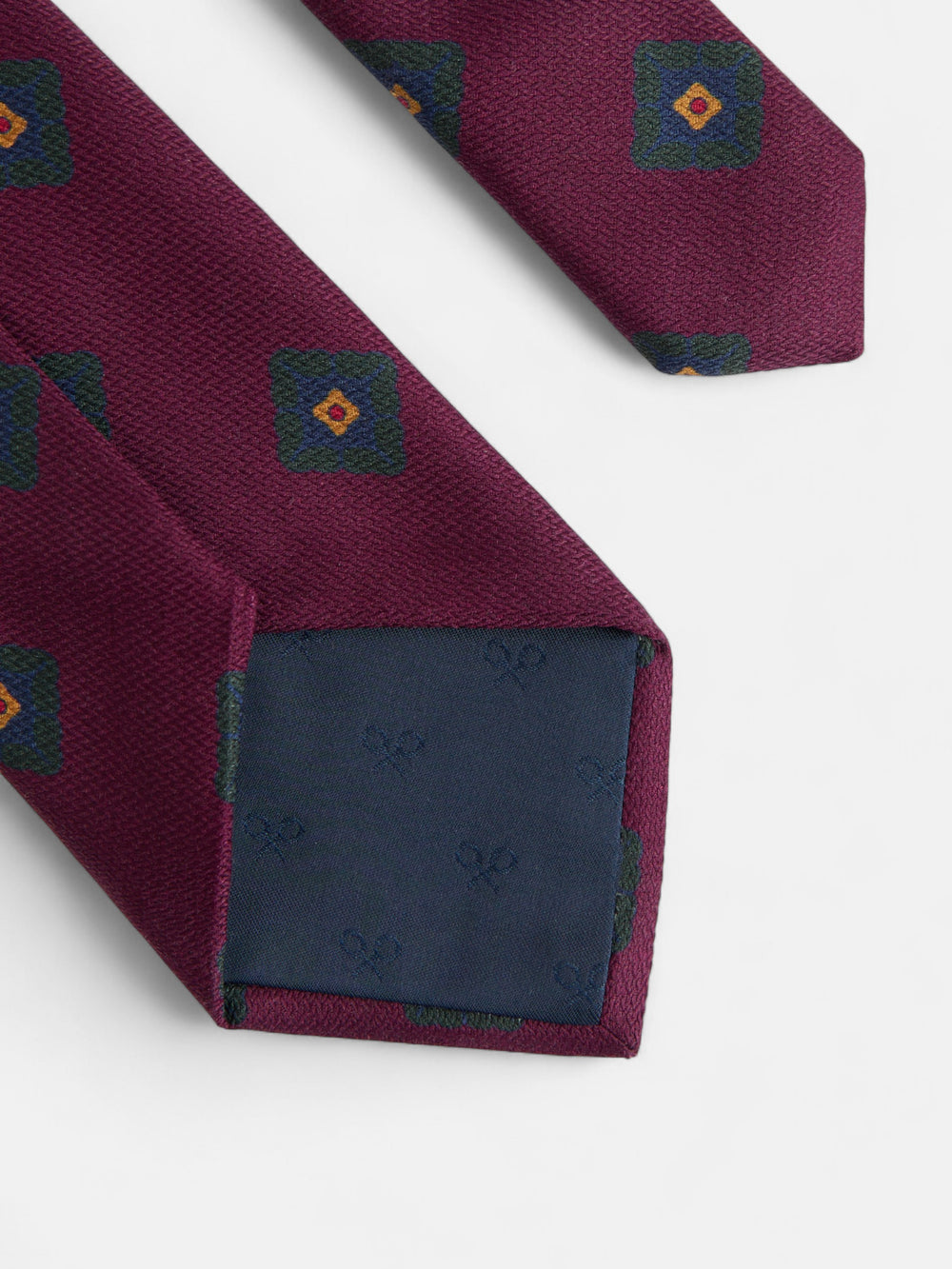 Corbata seda motivo geometrico burdeos