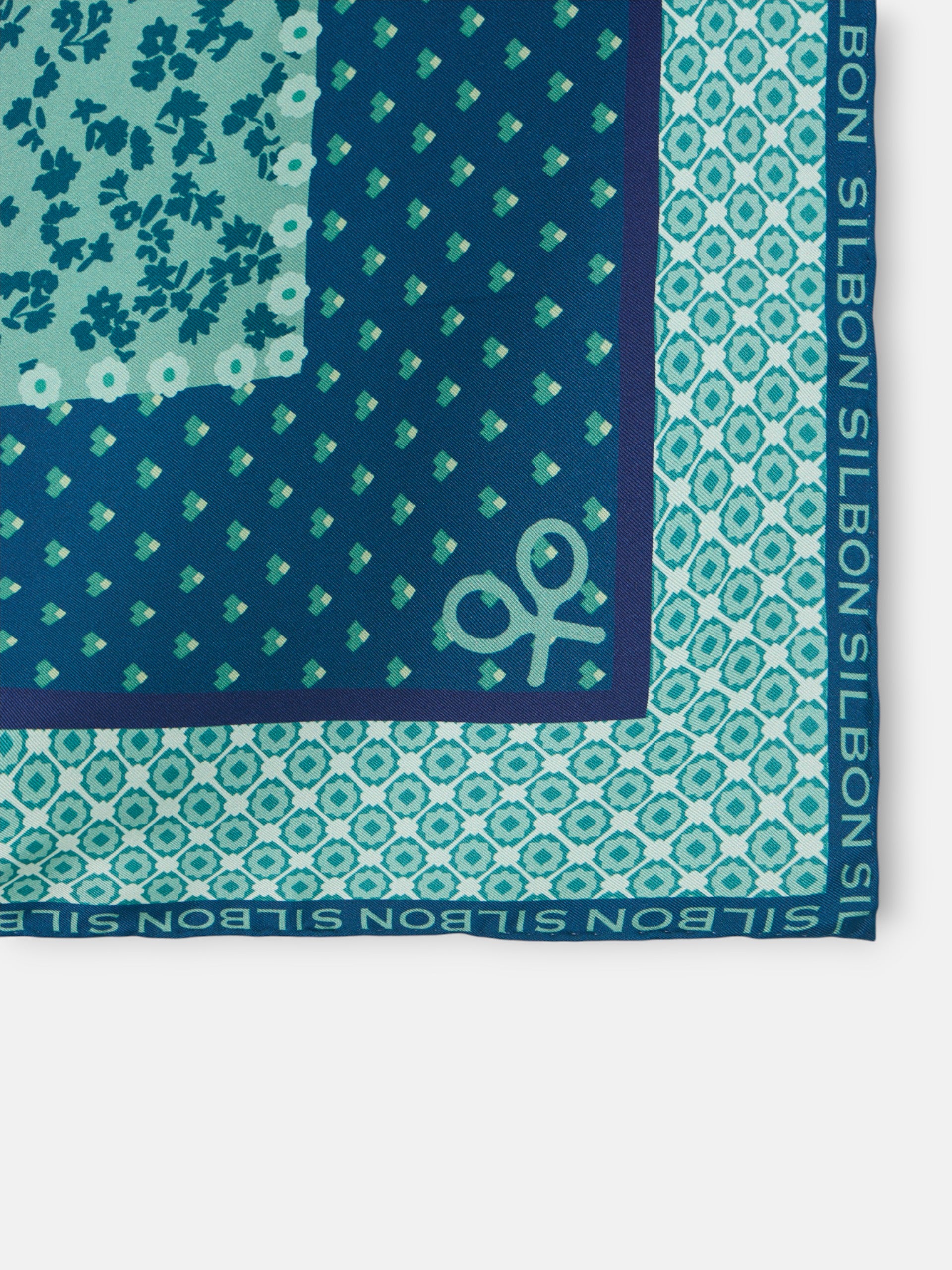 Mouchoir vert à motifs