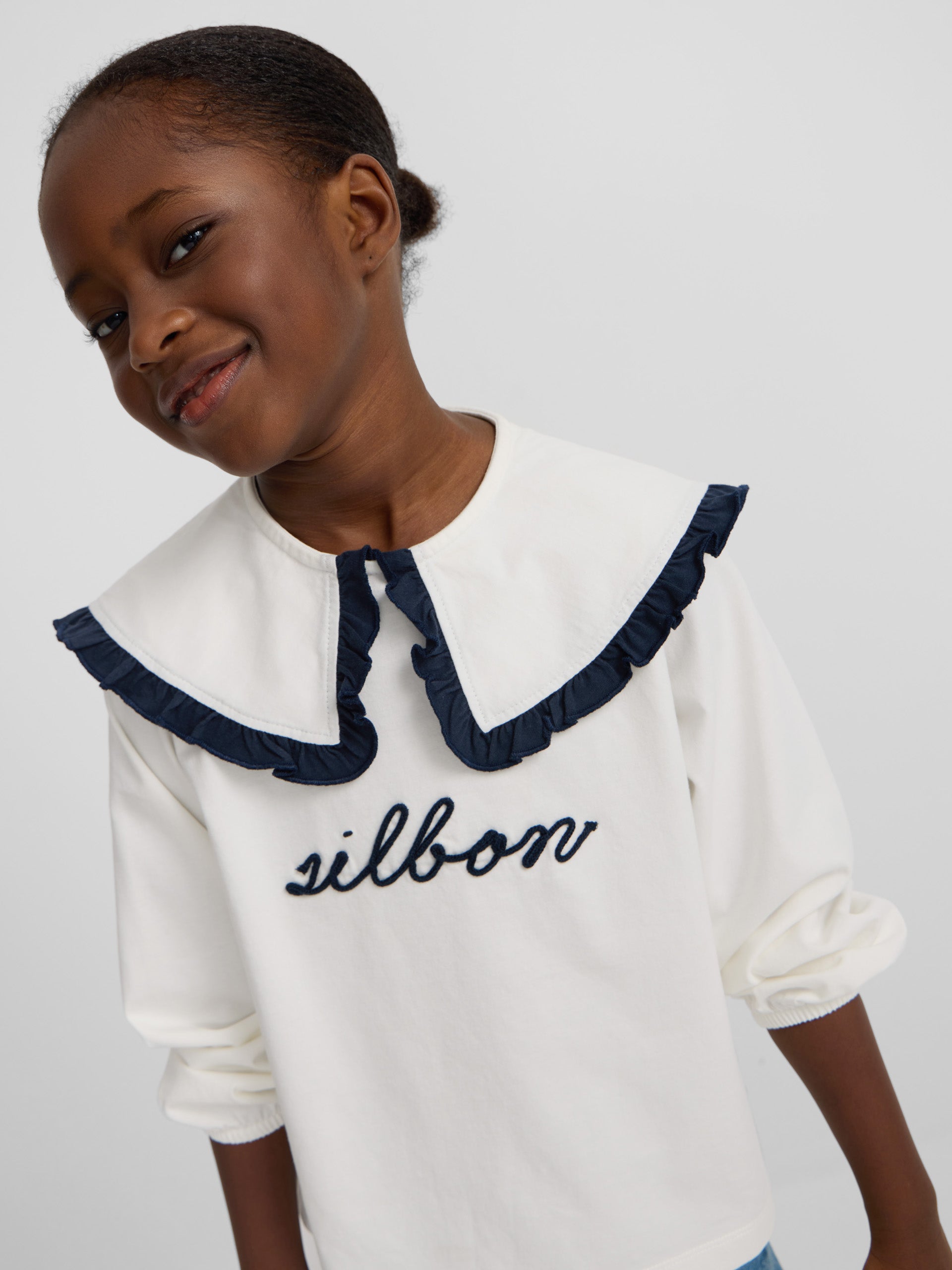 Ecru girl's long-sleeved t-shirt with a popcorn neck